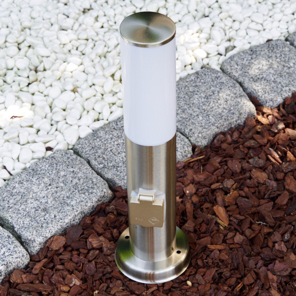 HOFSTEIN Sockelleuchte Caserta, Außenwegeleuchte mit Steckdose aus Metall/Kunststoff in Edelstahl/Weiß, moderne Wegeleuchte für Garten, Außenbereich, Hof, Terrasse, 45 cm, E27, IP44