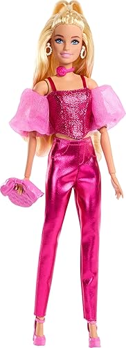 Muñeca Barbie Deluxe Estilo #5 en atuendo rosa metálico, cabello rubio, corsé brillante y pantalones brillantes con accesorios como collar de rosas