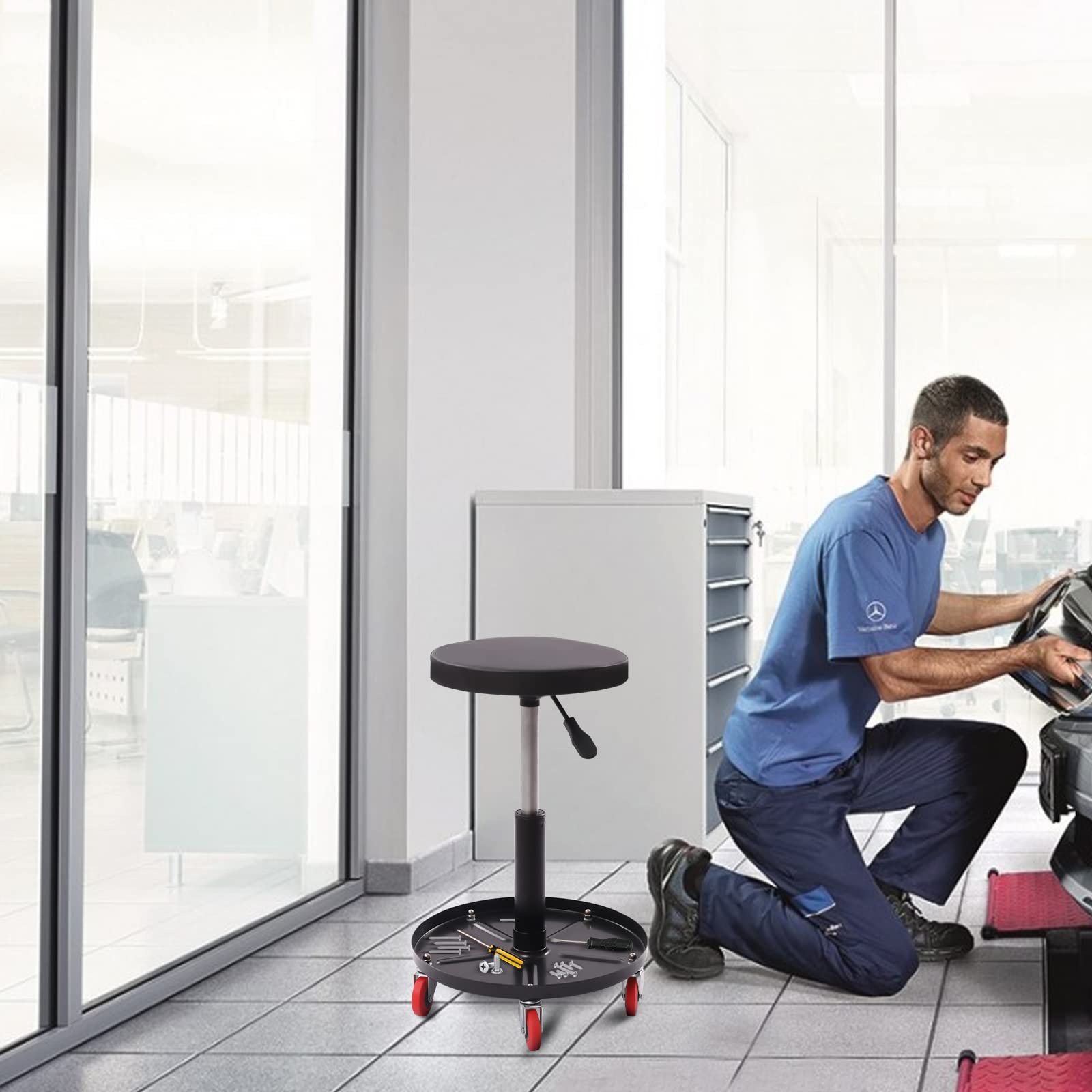 Sgabello da officina con ruote, altezza regolabile, sgabello da officina, sgabello girevole a 360°, sedile imbottito con portautensili, portata massima 136 kg, ideale per officina e garage