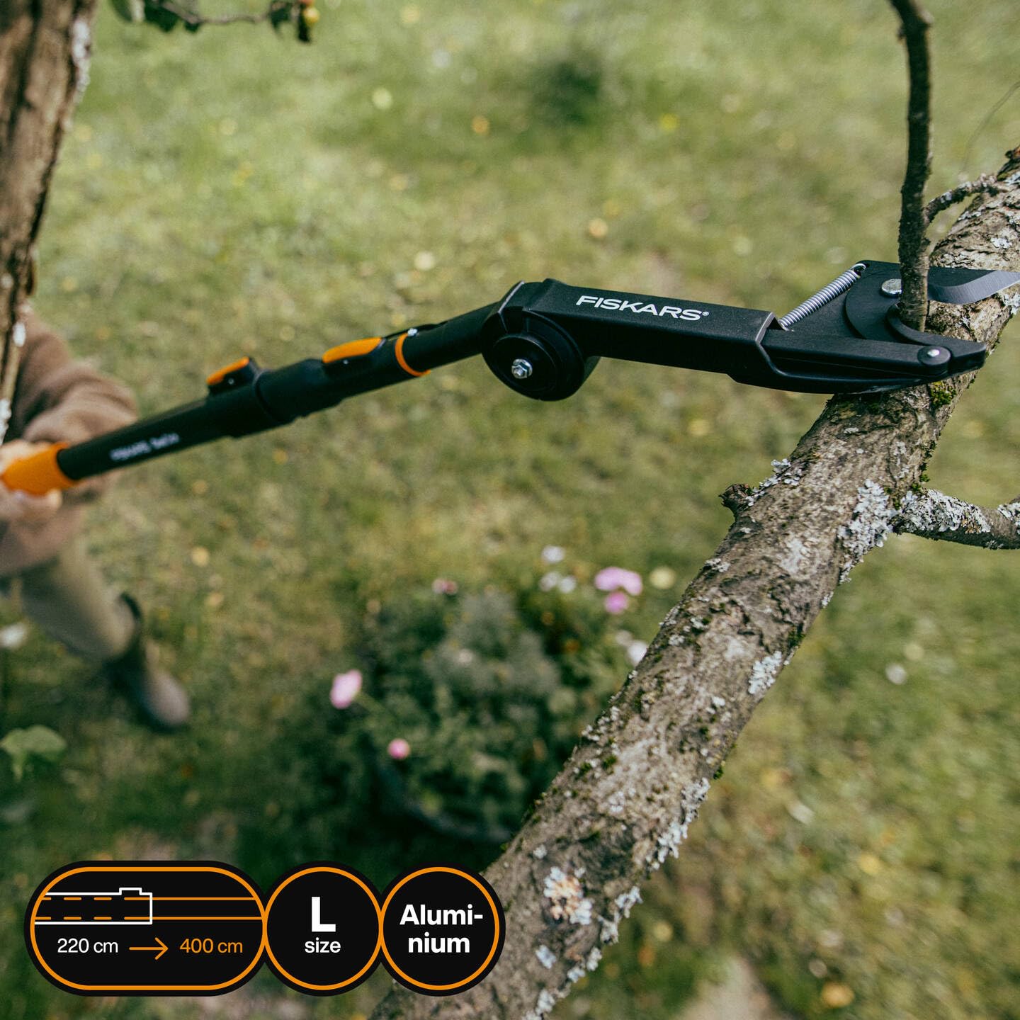 Fiskars OneClick Manico Telescopico L, Sostituzione con un Clic, Adattatore QuikFit Disponibile Separatamente, Manico Estendibile da 2,20 m a 4 m di Lunghezza, 1,55 kg, Nero/Arancione, 1080672