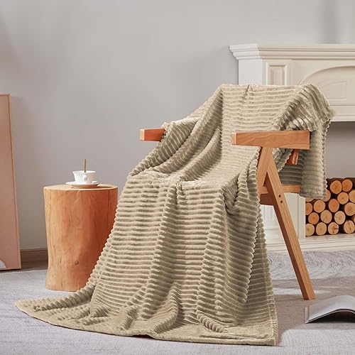 Miniatura 2 de BNuitland Manta de franela color camello claro (50 x 70 pulgadas) con bolsa de almacenamiento, manta de sofá de forro polar súper suave de 300 GSM