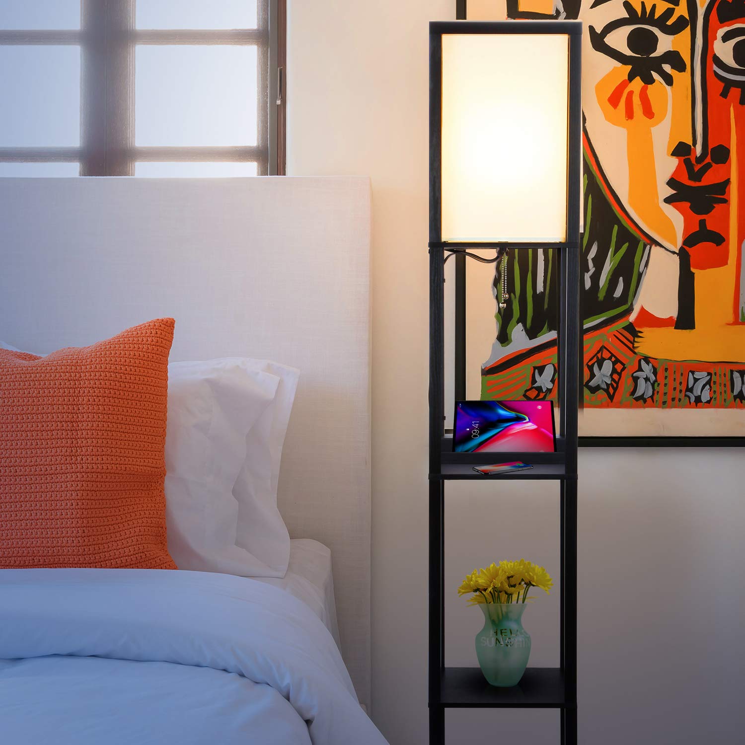 Brightech Maxwell Shelf lampa stojąca z bezprzewodową stacją ładującą, złączem USB i gniazdkiem, do biura i salonu, nowoczesna, wąska lampka nocna i wieżowa, czarna