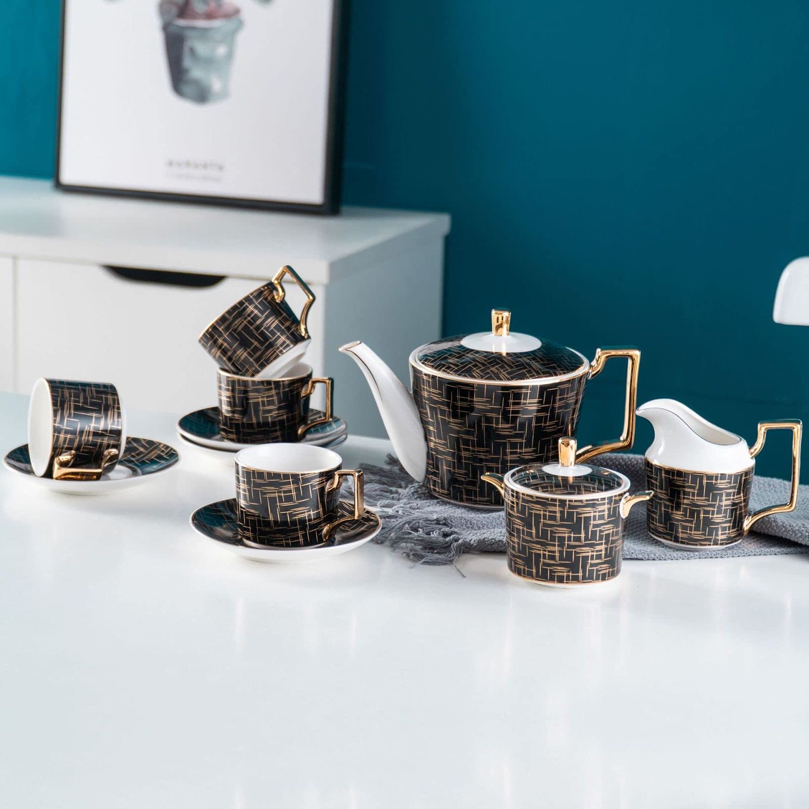 Service à thé en porcelaine blanche avec théière et tasses modernes