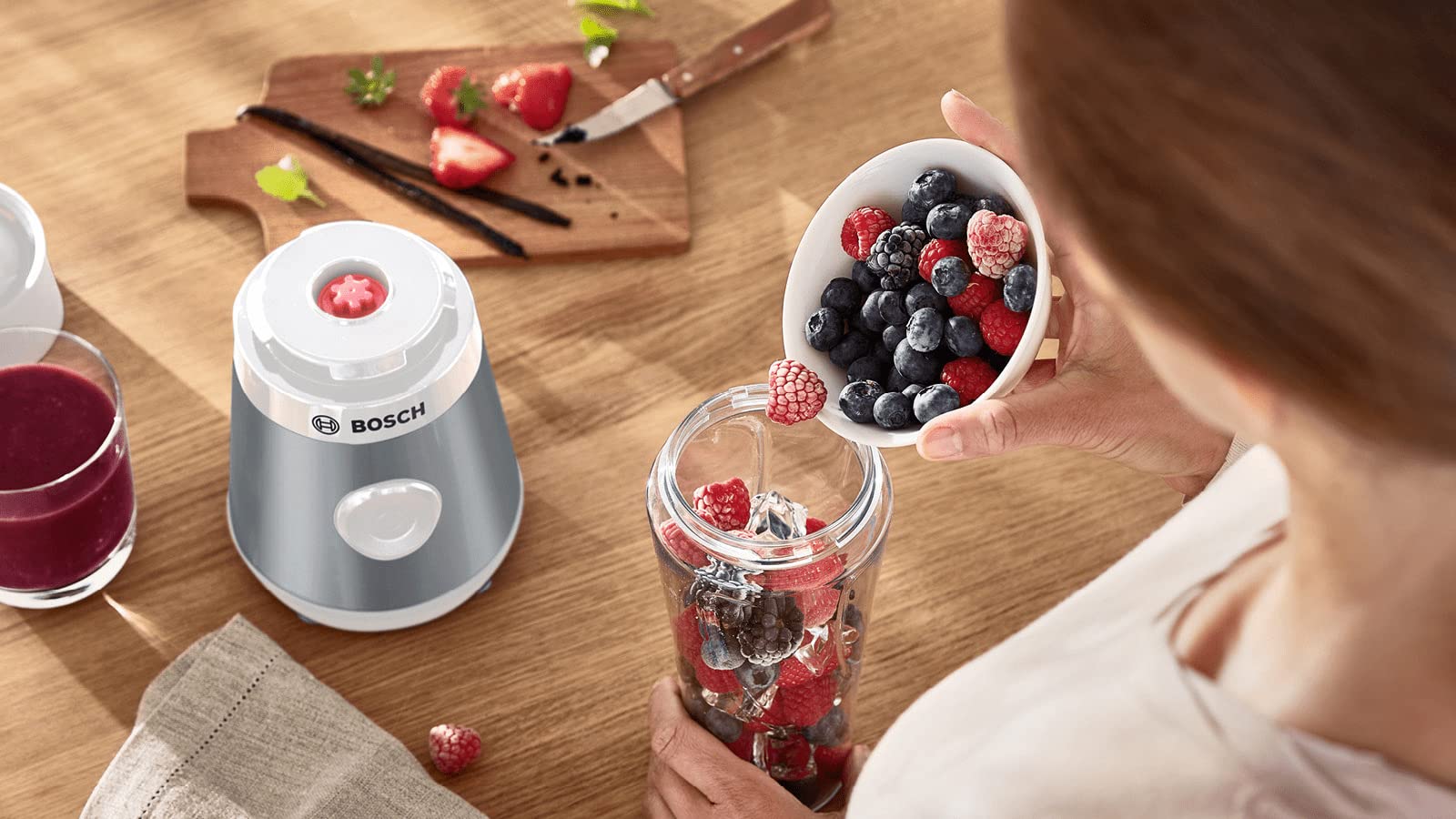 Bosch, mini blender, seria VitaPower 2, system ProPerformance z szybkim miksowaniem, silnik o mocy 450 W, ostrza ze stali nierdzewnej, szczelny, butelka Tritan ToGo, jasnosrebrny, biały, MMB2111