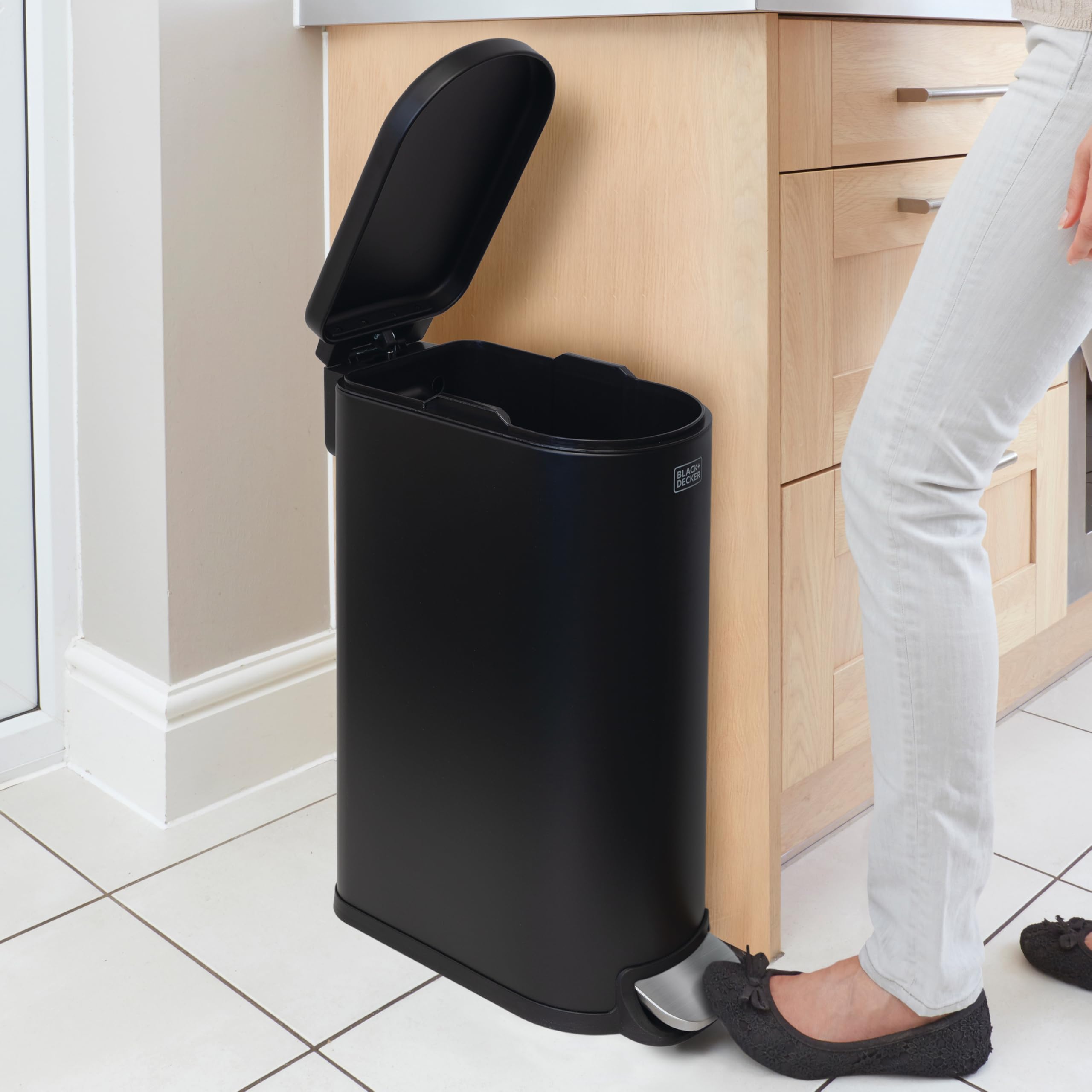 BLACK+DECKER BXBN61539E - Cubo de basura con pedal de 30 litros con tapa de cierre suave, cubo de cocina para reciclaje de residuos en interiores, 61 x 23 x 44 cm, color negro