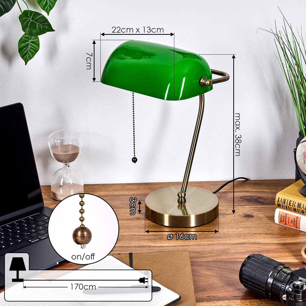 HOFSTEIN Tischleuchte Tremoceira, Tischlampe aus Metall/Glas in Altmessing/Grün/Weiß, traditionelle Bankerlampe, Schreibtischlampe für Büros im Retro/Vintage-Design mit Zugnschnur, Höhe 38 cm, 1 x E27