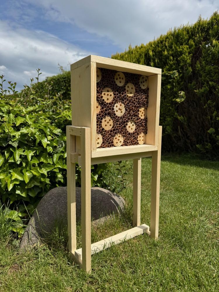 Casetta per insetti da giardino in legno naturale con supporto