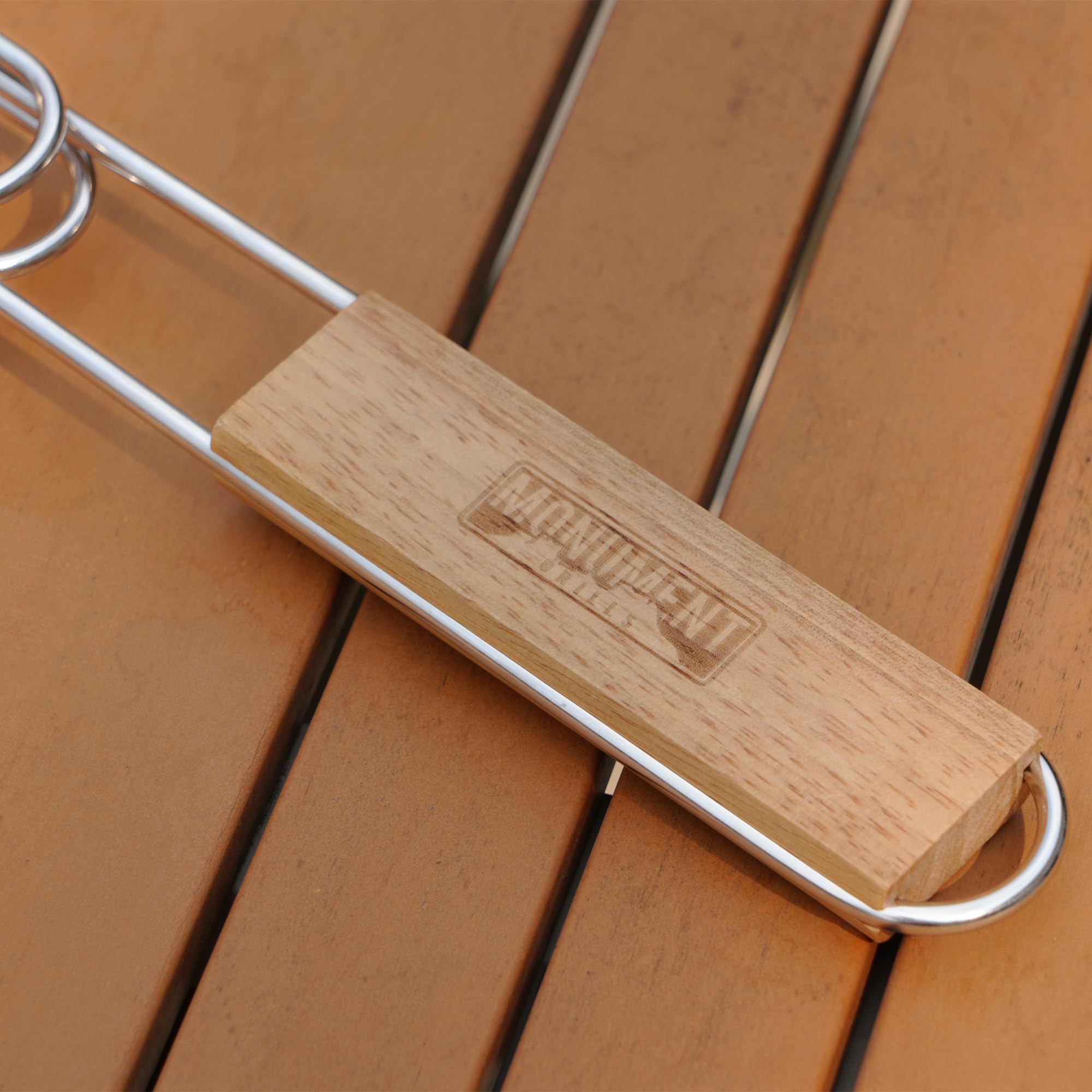 Monument Grills Edelstahl-Grillkörbe A115 für BBQ, mit abnehmbarem Griff, gleichmäßiges Erhitzen für Fisch, Gemüse, Burger, Camping & Kochen im Freien, 65 x 34,3 x 4,7 cm