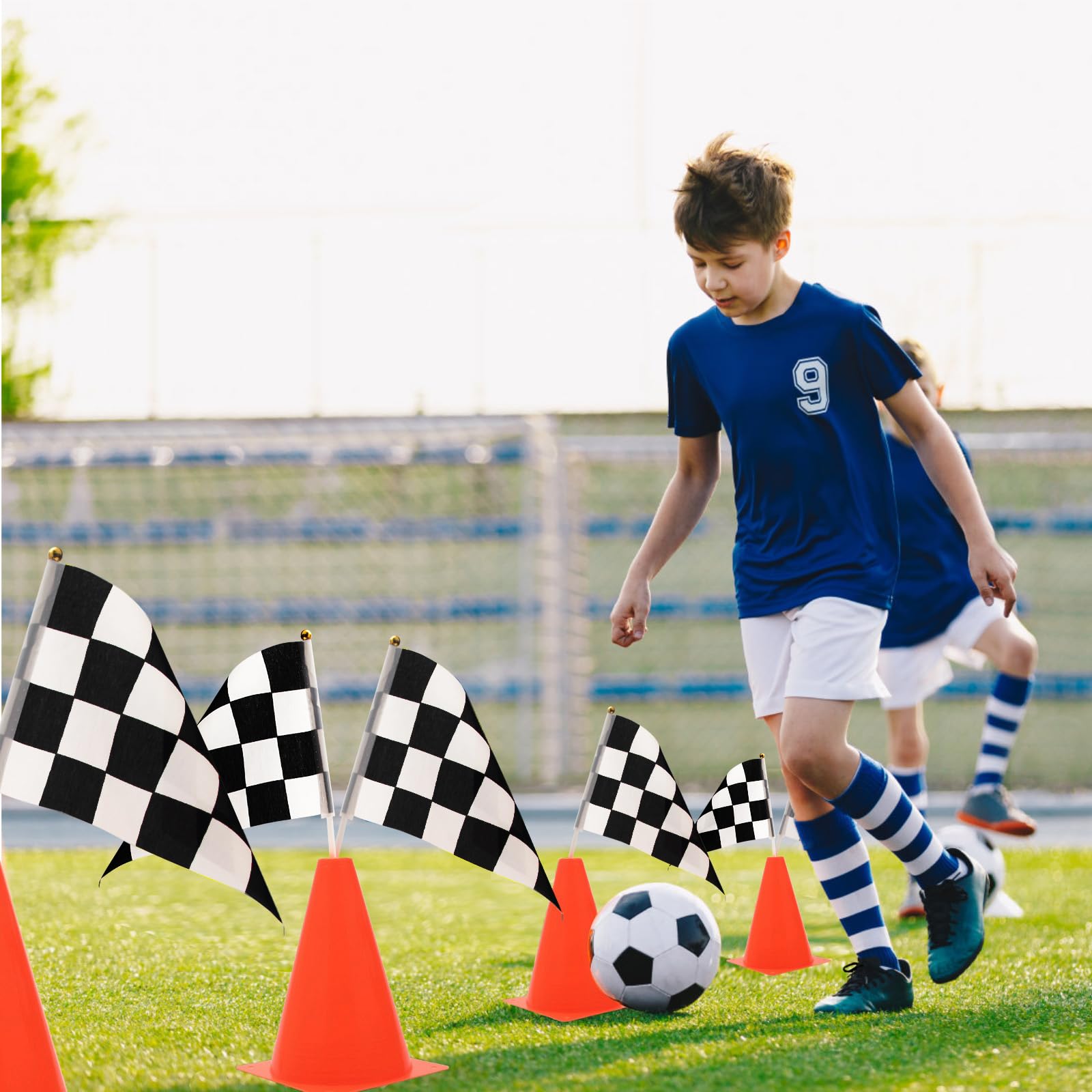AHIER - Juego de 38 conos de tráfico y banderas a cuadros de carreras, 12 conos de tráfico de plástico con agujero, 24 banderas a cuadros con palos, corredor de piso de pista de carreras de 6.5 pies y