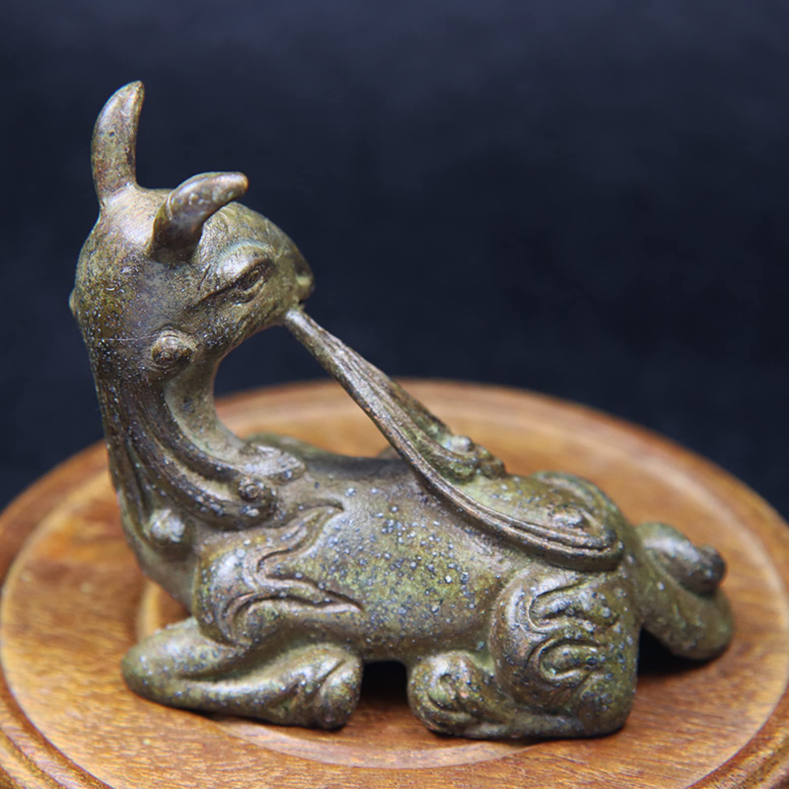 Statue de cerf mythique en cuivre antique pour une décoration haut de gamme