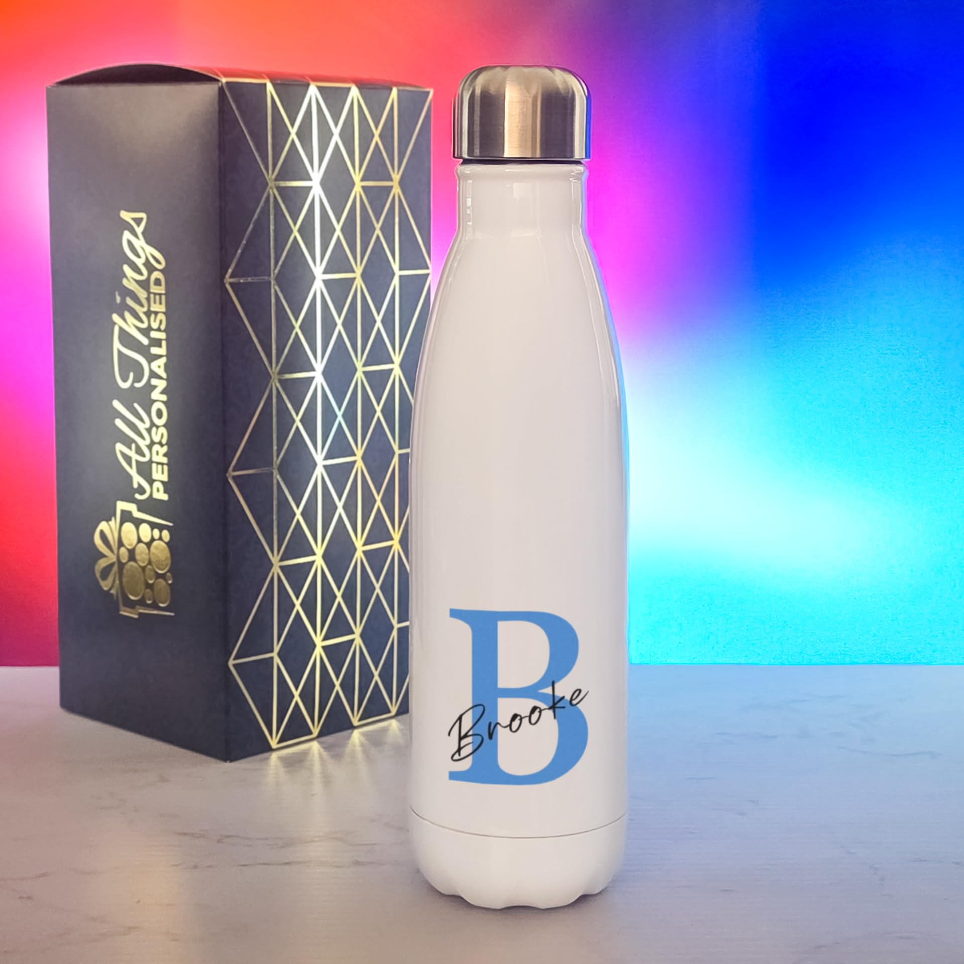 Personalisierte Wasserflasche 500 ml, individuelles Initialen- und Schriftnamen-Overlay-Design mit Farbauswahl, Edelstahl-Getränkeflasche, Geschenkbox inklusive, personalisiertes Geschenk für Kinder
