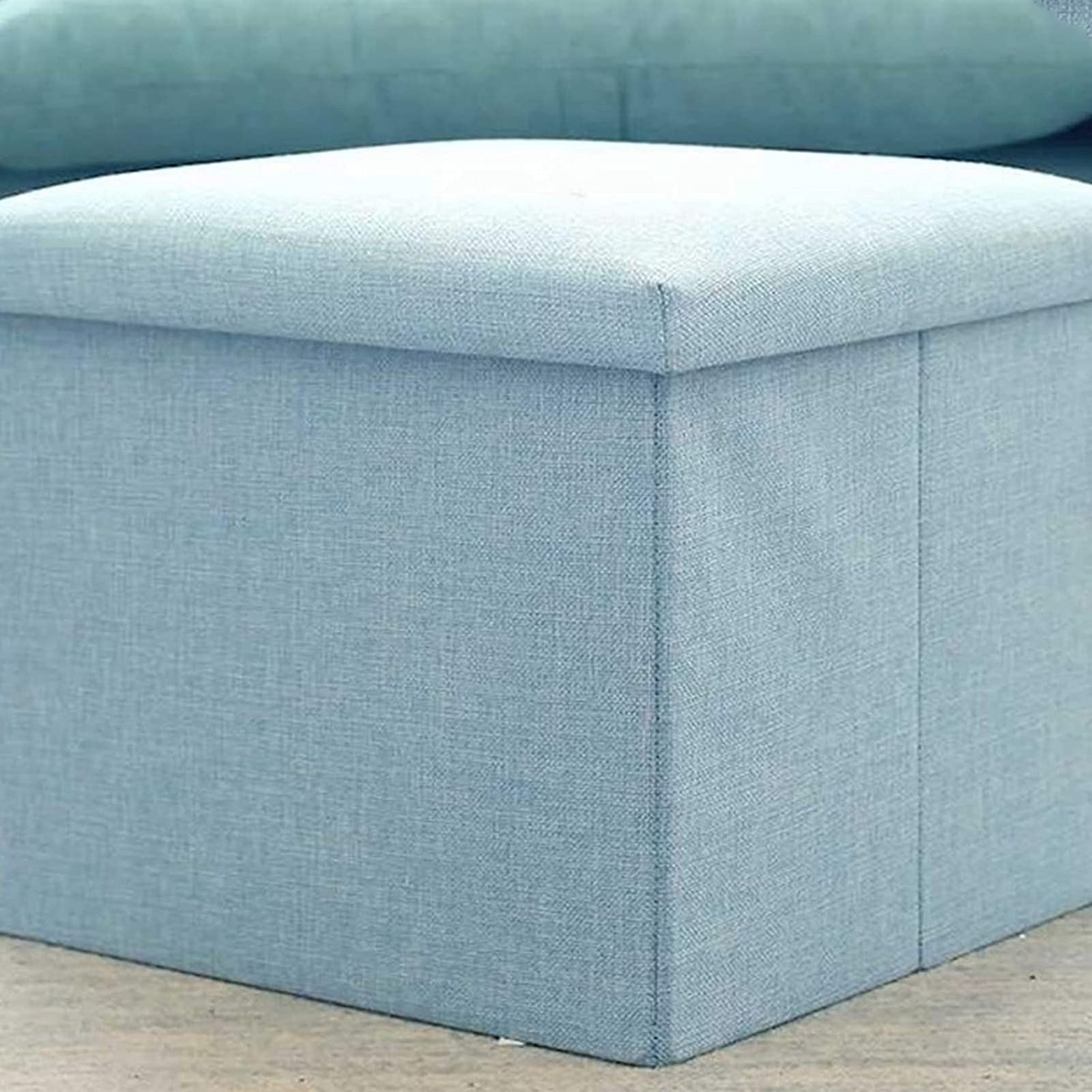 Banc à chaussures et pouf coffre bleu pour désencombrer une entrée étroite avec style