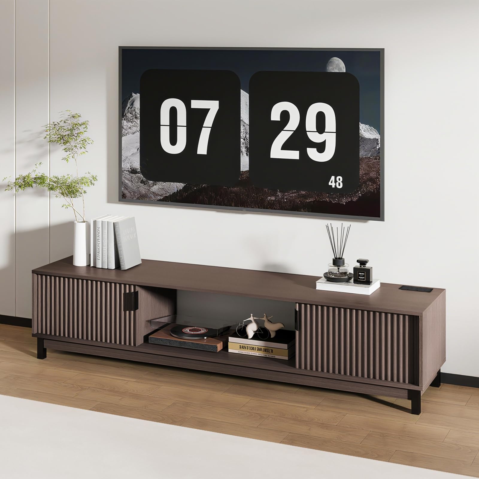 178 cm TV Lowboard für Fernseher bis 80 Zoll, TV Board mit Steckdose & USB-Anschluss, Modernes TV Schrank mit 2 Türen und Offenen Fächern, Braun