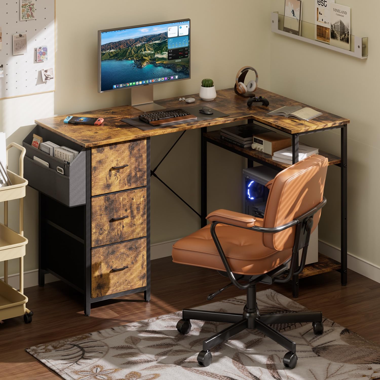 SOLAVERO Escritorio Esquinero, 120 x 78 cm Mesa Gaming, Escritorio en L con 3 Cajones, Mesa Ordenador con Bolsa de Almacenaje, Estante Ajustables, para Oficina en Casa, Estudio y Juegos, Marrón