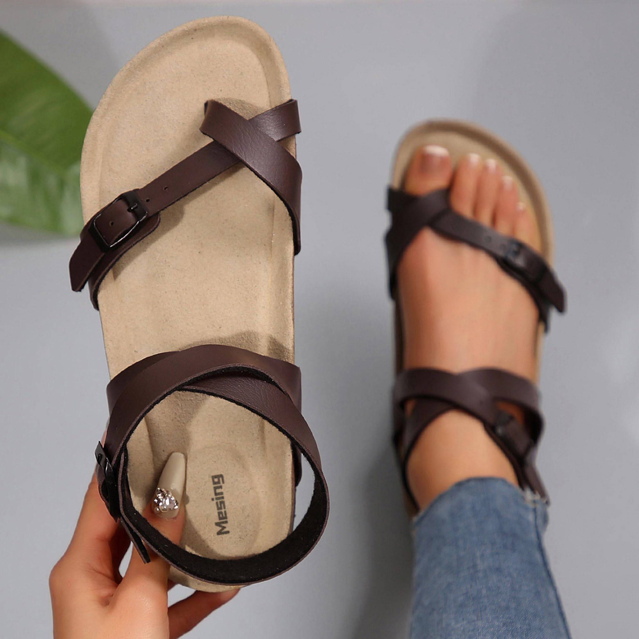 Mesing Sandales Tongs Femme Été Plates en Liège Mules avec Boucle Bride de Cheville Nu-pieds Confortable Cuir Suédé Pantoufles
