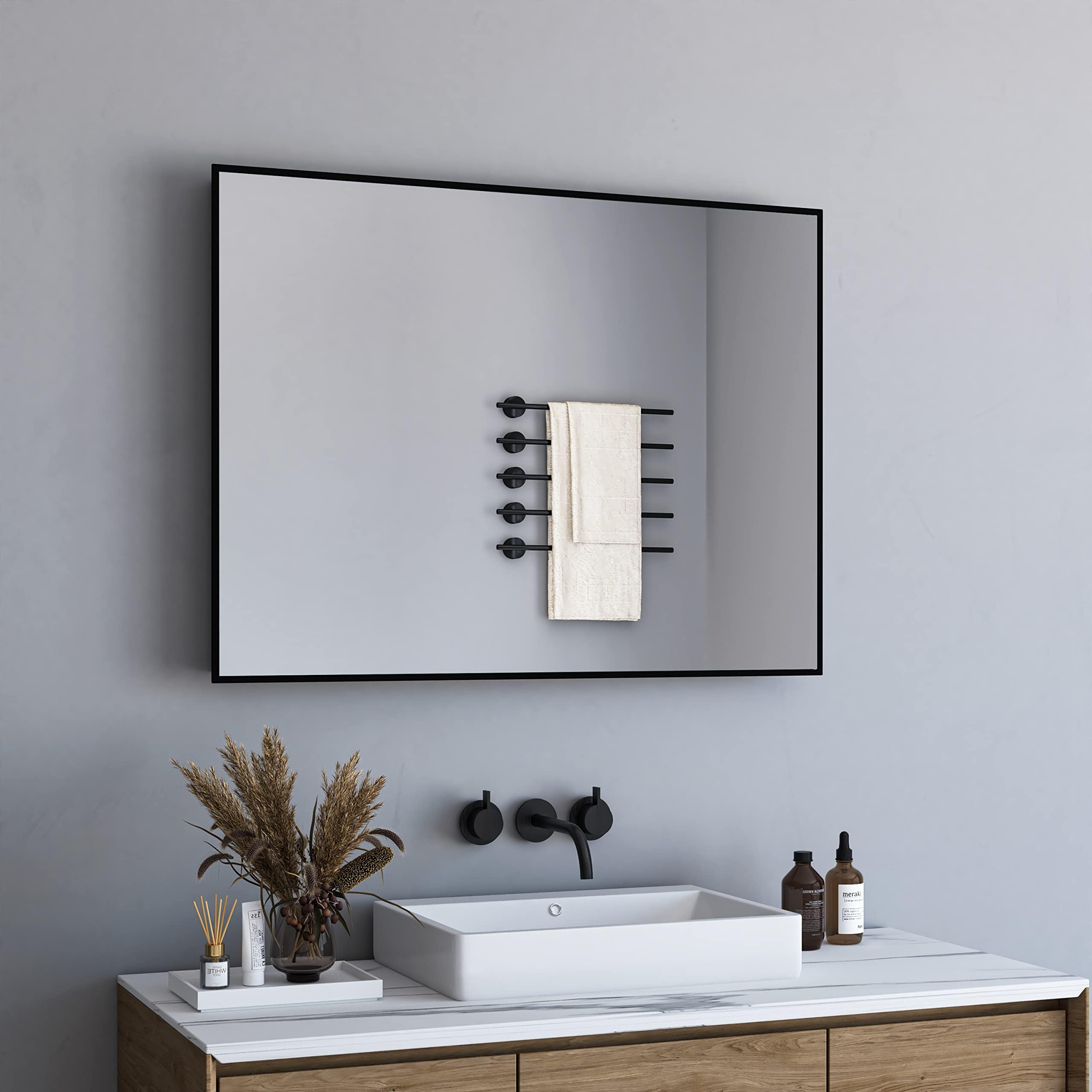 Koonmi 90x120 cm wandspiegel zwart, badkamerspiegel met ronde hoek, moderne spiegelwand met aluminiumlegering frame voor wandmontage horizontaal of verticaal, Zwart