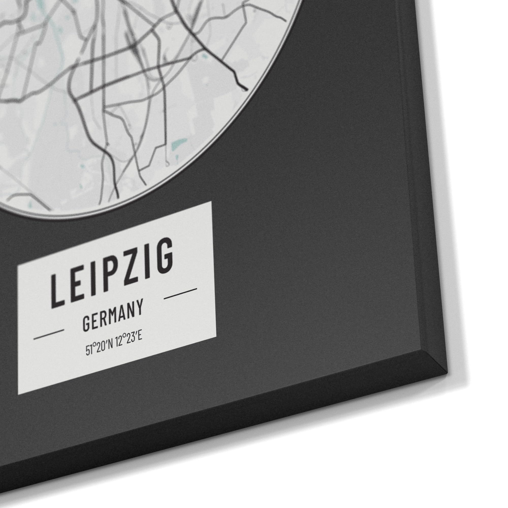 DEQORI Magnetyczna tablica do pisania kredą z nadrukiem UV, motyw "mapa miasta Lipsk", prostokątna, 90 x 60 cm, metalowa tablica kredowa do pisania – dekoracja ścienna do kuchni, korytarza, pokoju