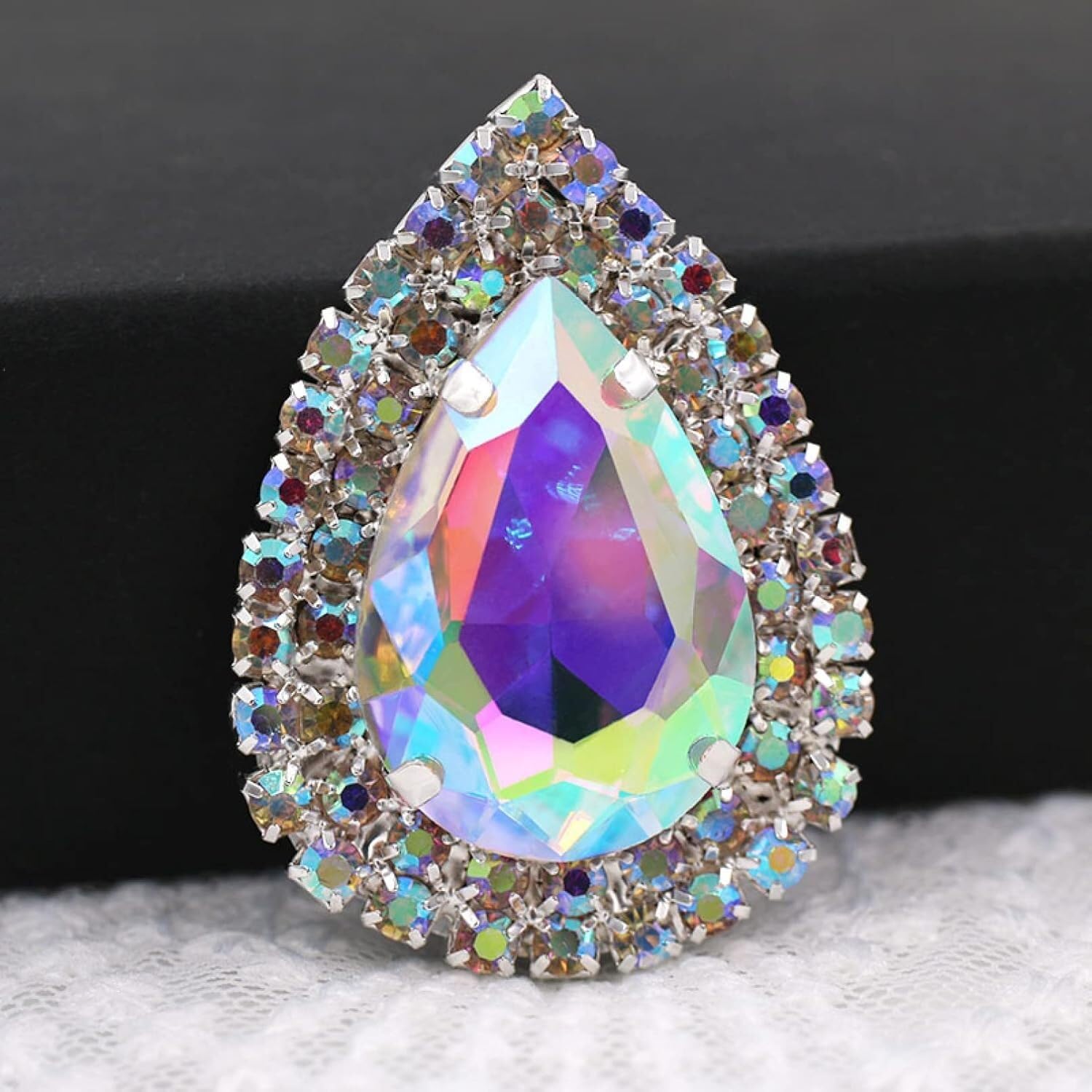 Coudre sur strass pour customiser une robe de mariée et des accessoires en cristal