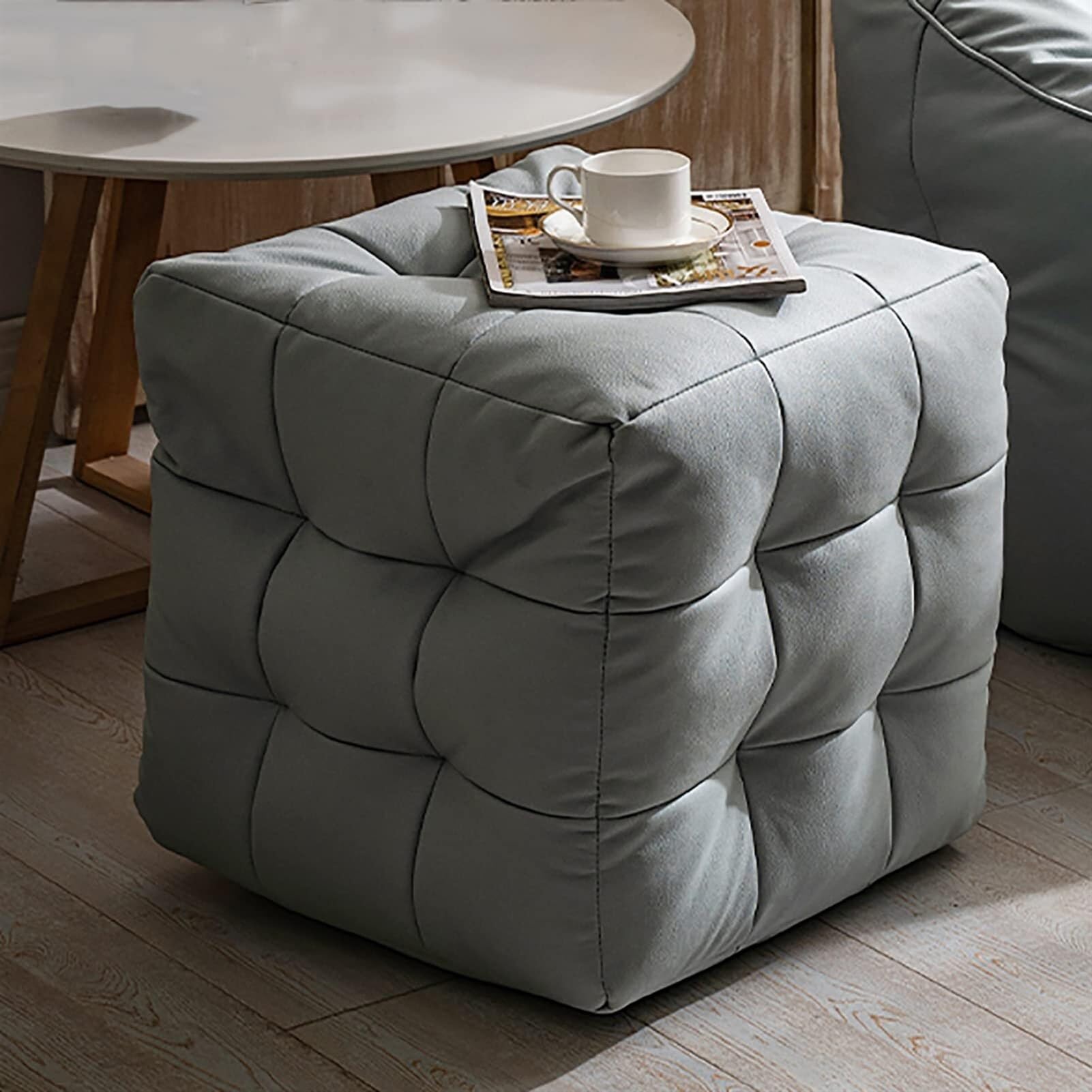 Pouf repose-pieds cube en cuir gris pour sublimer votre salon