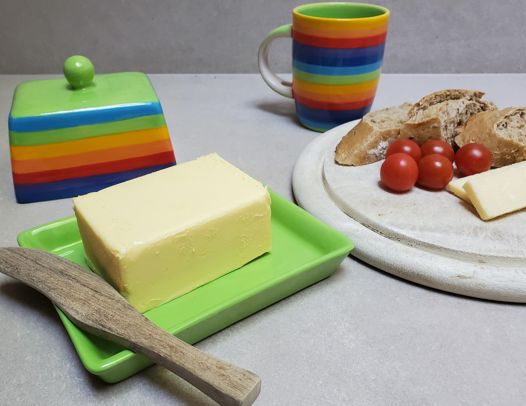 Handbemalte Butterdose aus Keramik mit Deckel, Regenbogenstreifen, Grün