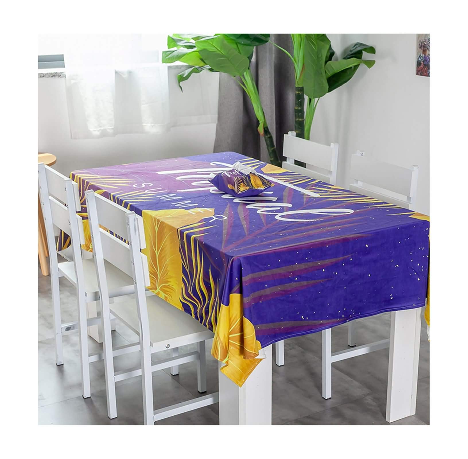 Toile de fond décorative en tissu feuilles pour raviver une table ancienne facilement