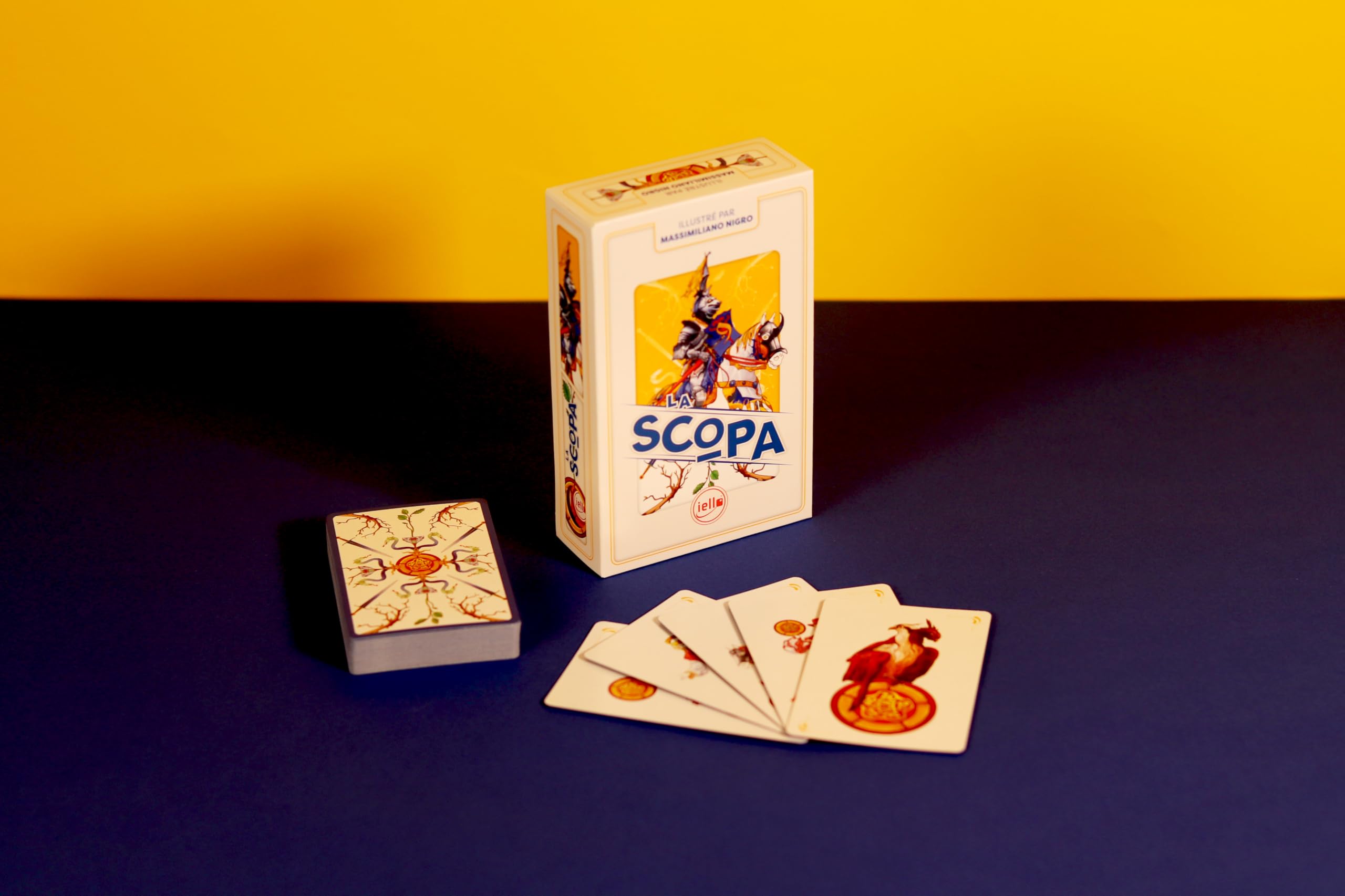IELLO Tradycyjne karty: Scopa | Klasyczna Włoska Gra | Grafika Premium | Stylowe pudełko | Zasady w zestawie | 2 do 4 graczy
