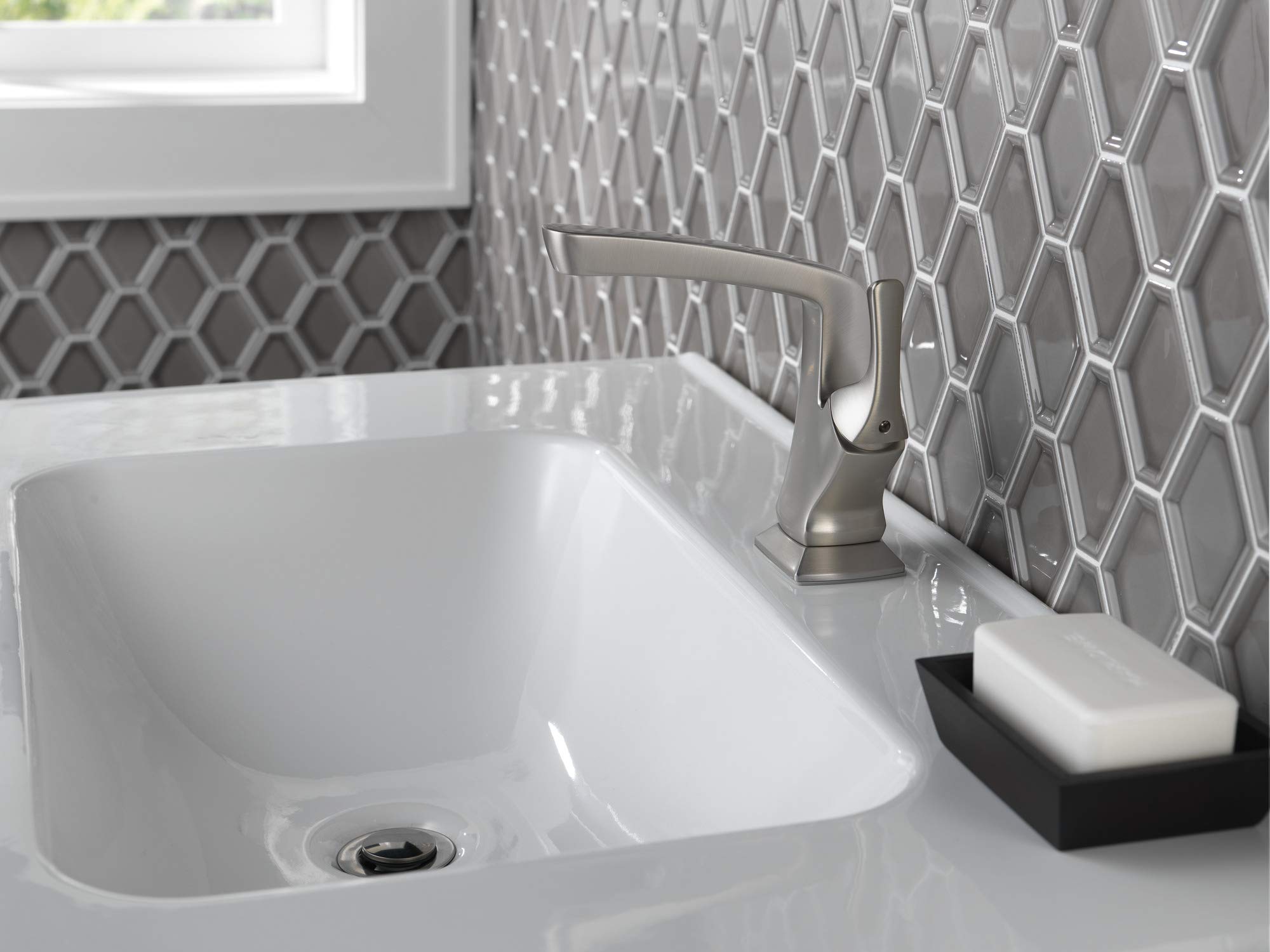 Delta Faucet Vesna - Grifo de baño de un solo agujero, níquel cepillado, mango único, montaje de drenaje, cierre de drenaje sin preocupaciones, níquel cepillado SpotShield 15789LF-SP