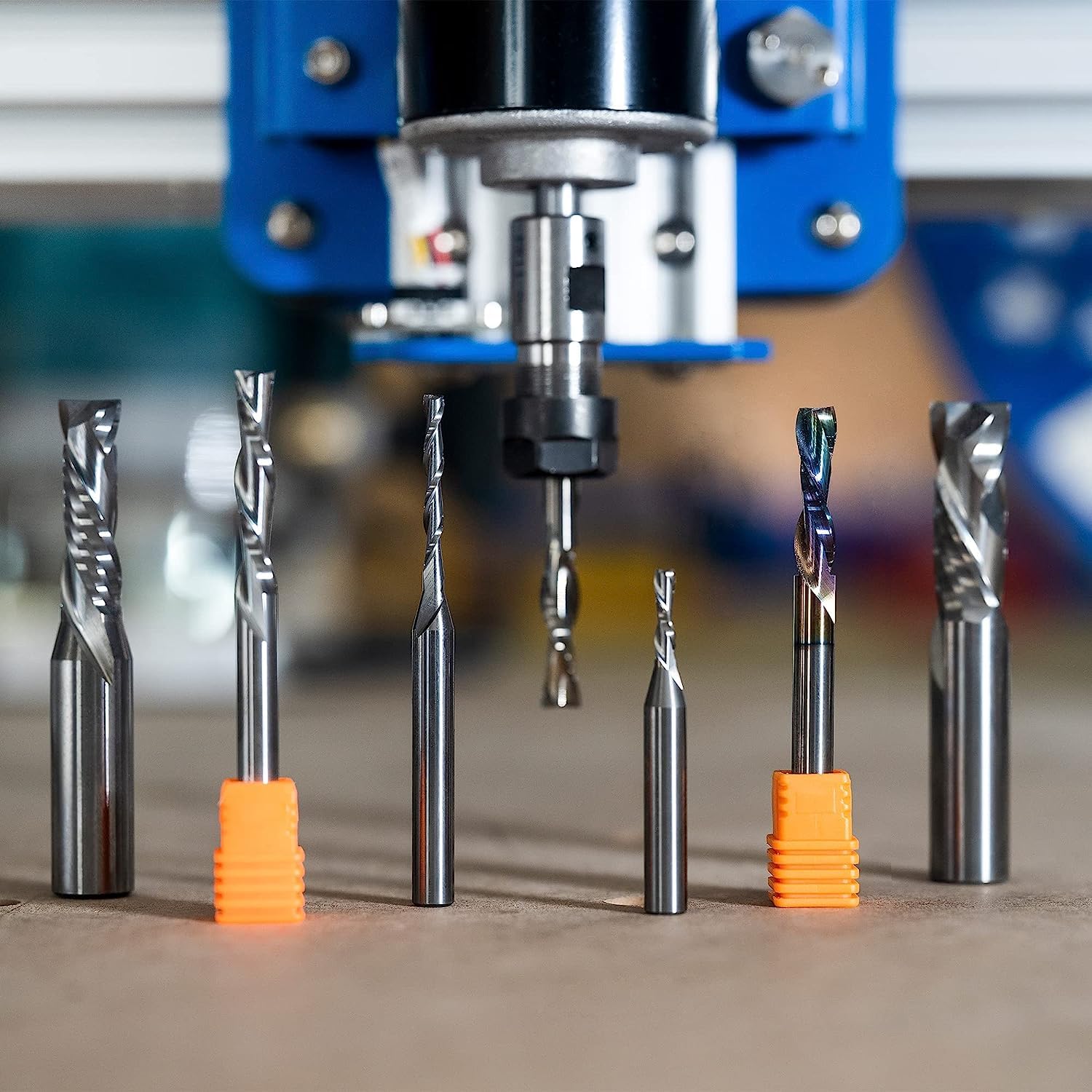 SpeTool Fresas para Madera 8 mm Fresa de Ranurar CNC Fresa Espiral HRC55 Longitud de Corte 32mm Compresión Fresa Helicoidal Carburo Herramienta Fresas de Corte con Revestimiento TAC de Doble Filo