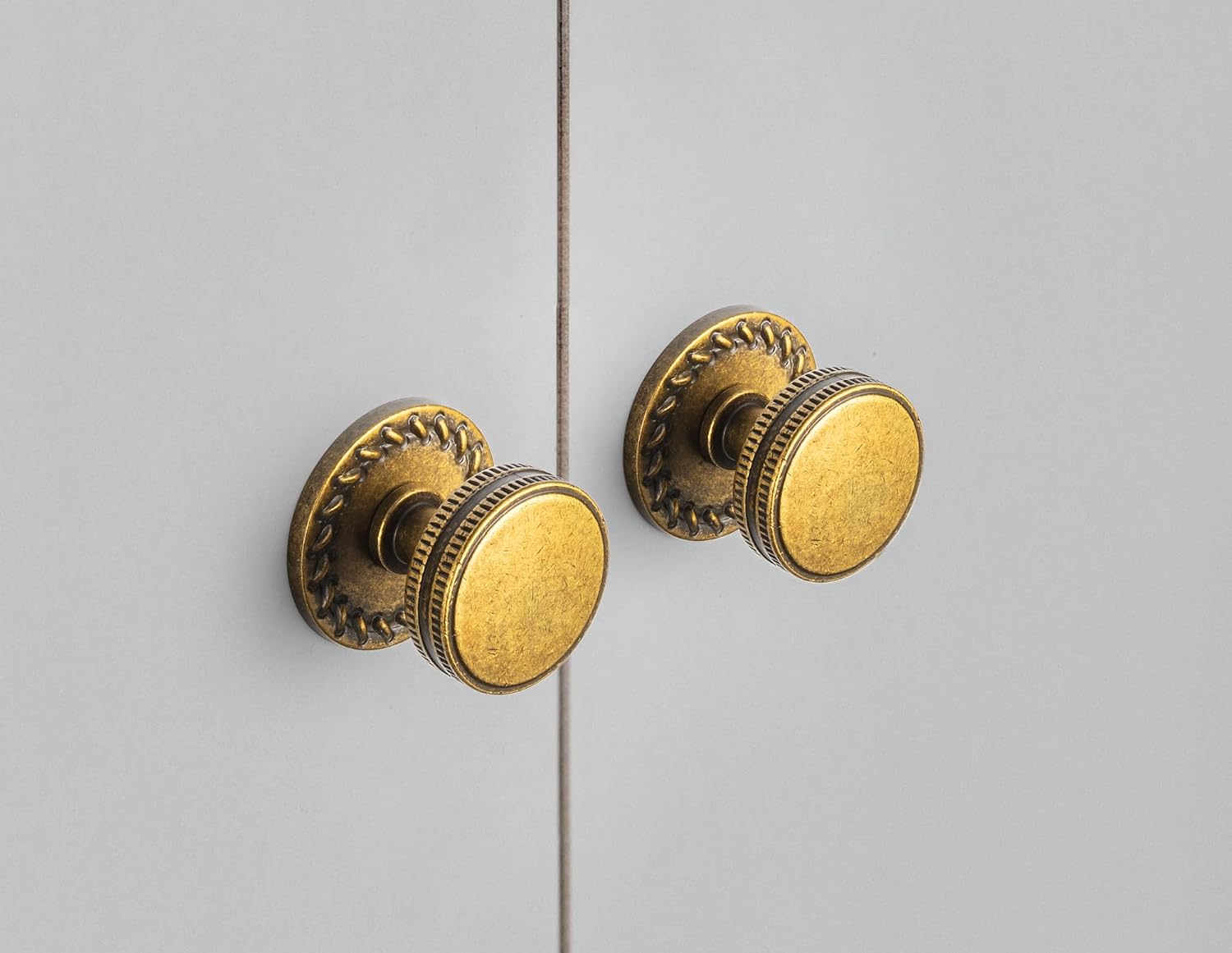 Goo-Ki Antique Brass Cabinet Knobs with Back/Base Plate Zinc Alloy Kitchen Hardware - 6 Pack Vintage Single Hole/Screw Bar Cabinet Pulls Drawer Knobs with Spacer