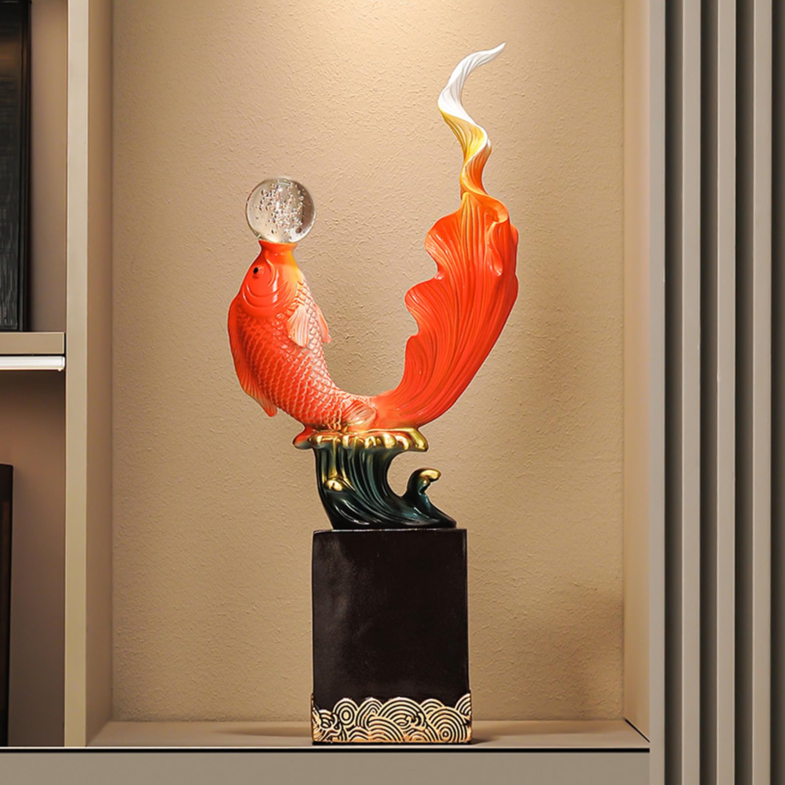 Nowa statua ryby Koi w stylu chińskim z kryształową kulą | „Nadwyżka rok po roku" Ozdoba dekoracyjna Feng Shui do dekoracji podłogi w biurze domowym (24,5 x 15 x 61,5 cm)
