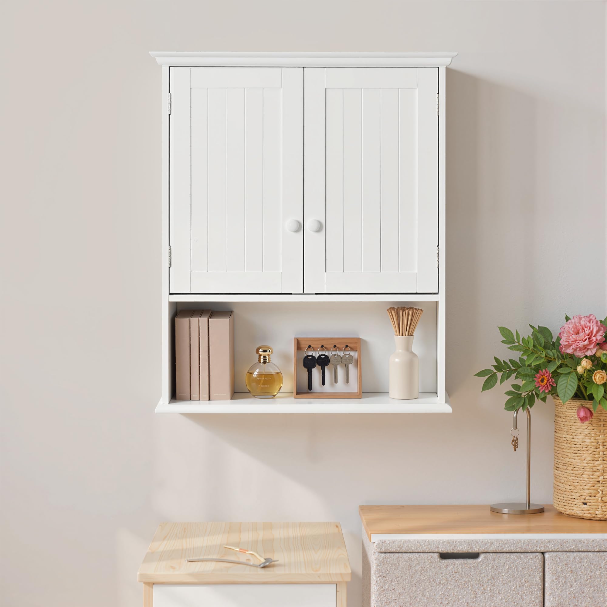 kleankin Mobile Bagno Sospeso con Armadietto a 2 Ante con Chiusura Magnetica e Ripiano Aperto, Pensile Bagno Sospeso con Ripiano Regolabile, per Cucina, Ingresso e Soggiorno, 60x20x70.5 cm, Bianco