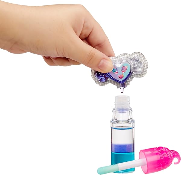 Yummiland Lip Gloss Doll : Mystery Color Change - Stephie Snowcone - Comprend 1 Poupée, Lip Gloss DIY + Porte-Clés Amovible, Jeu Cosmétique, Collection, pour Enfants de 4 Ans et Plus - 4