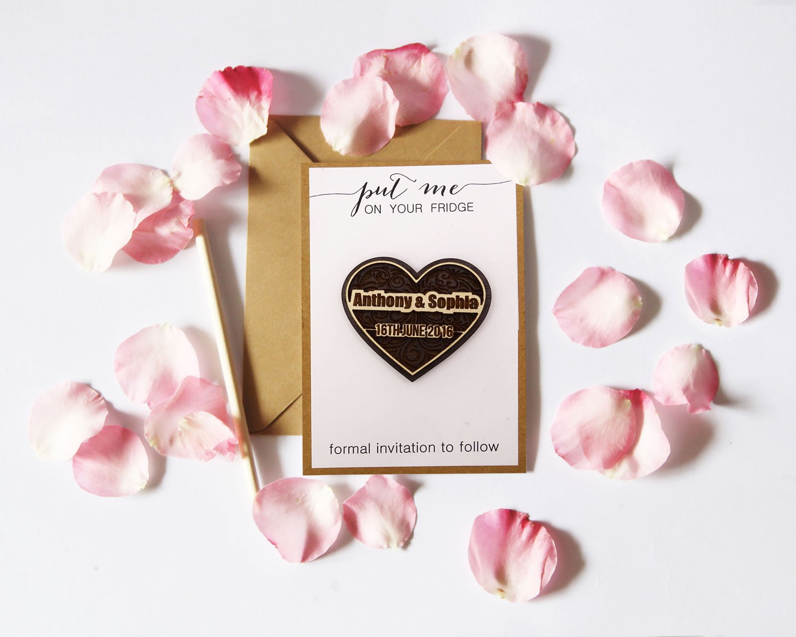 Darling Souvenir Boda Personalizada la Fecha Tarjetas 25 Rústico Tallado de Madera imanes con anuncios Sobres de la Boda