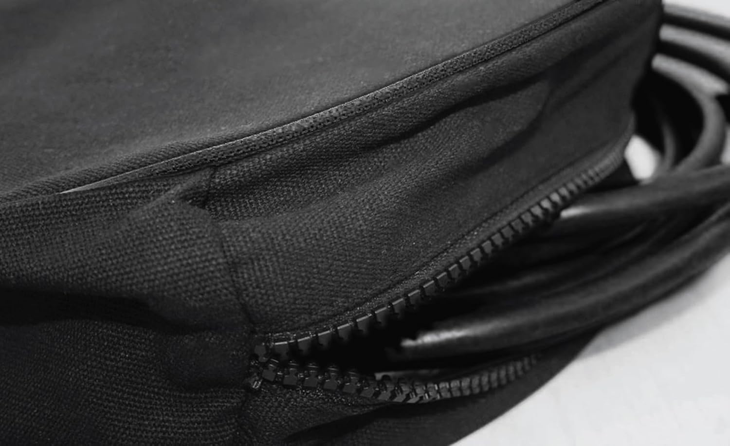 DELTACO EV Charging Cable Storage Bag, zipper detail