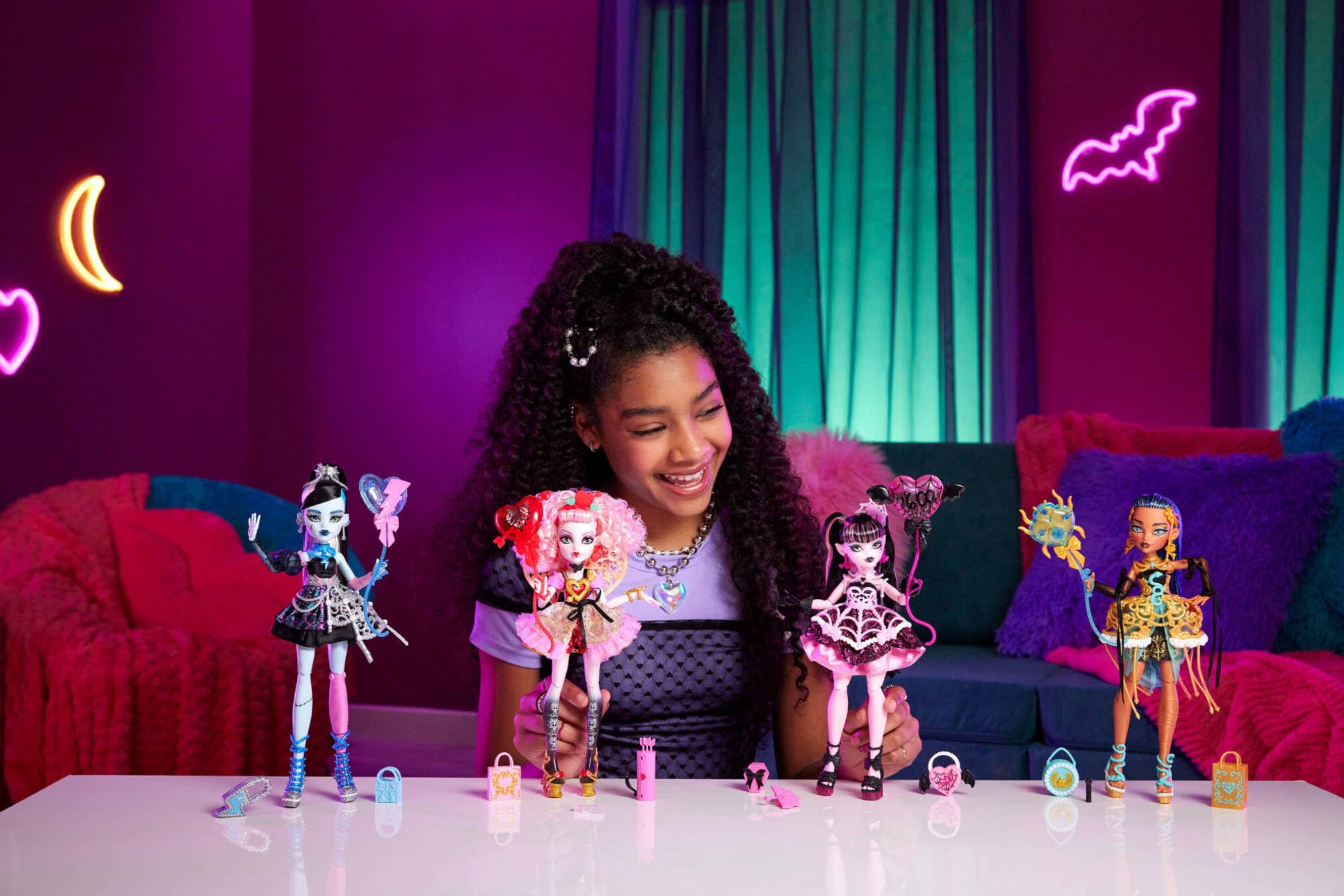 Monster High Cumplespantos Cupid Asteria Muñeca con vestido de fiesta rosa y rojo, y accesorios temáticos como una invitación, un globo, un regalo, un abanico y mucho más, JBG77