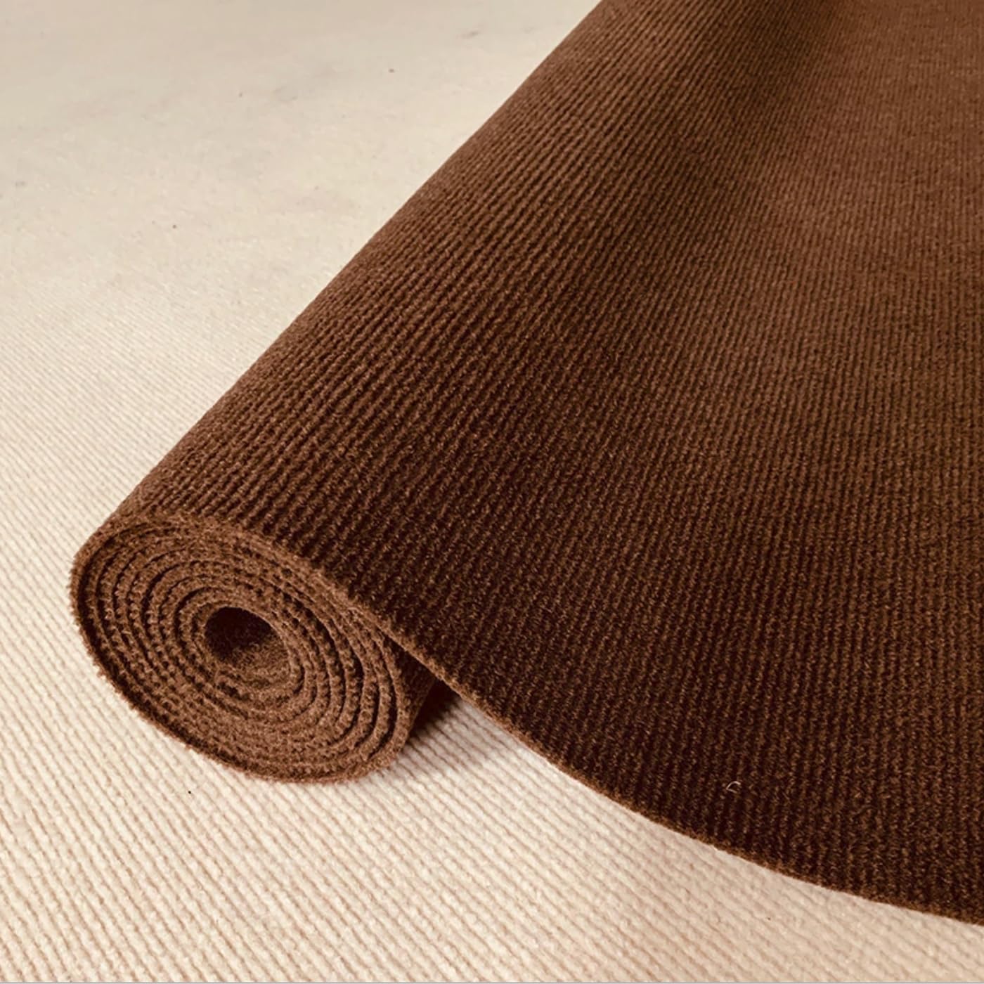 Alfombrilla autoadhesiva recortable de 157.6 x 15.8 pulgadas, repuesto para estantes de árbol de gato, escalones de muebles de pared de gatos, protector de sofá para rascar (marrón)