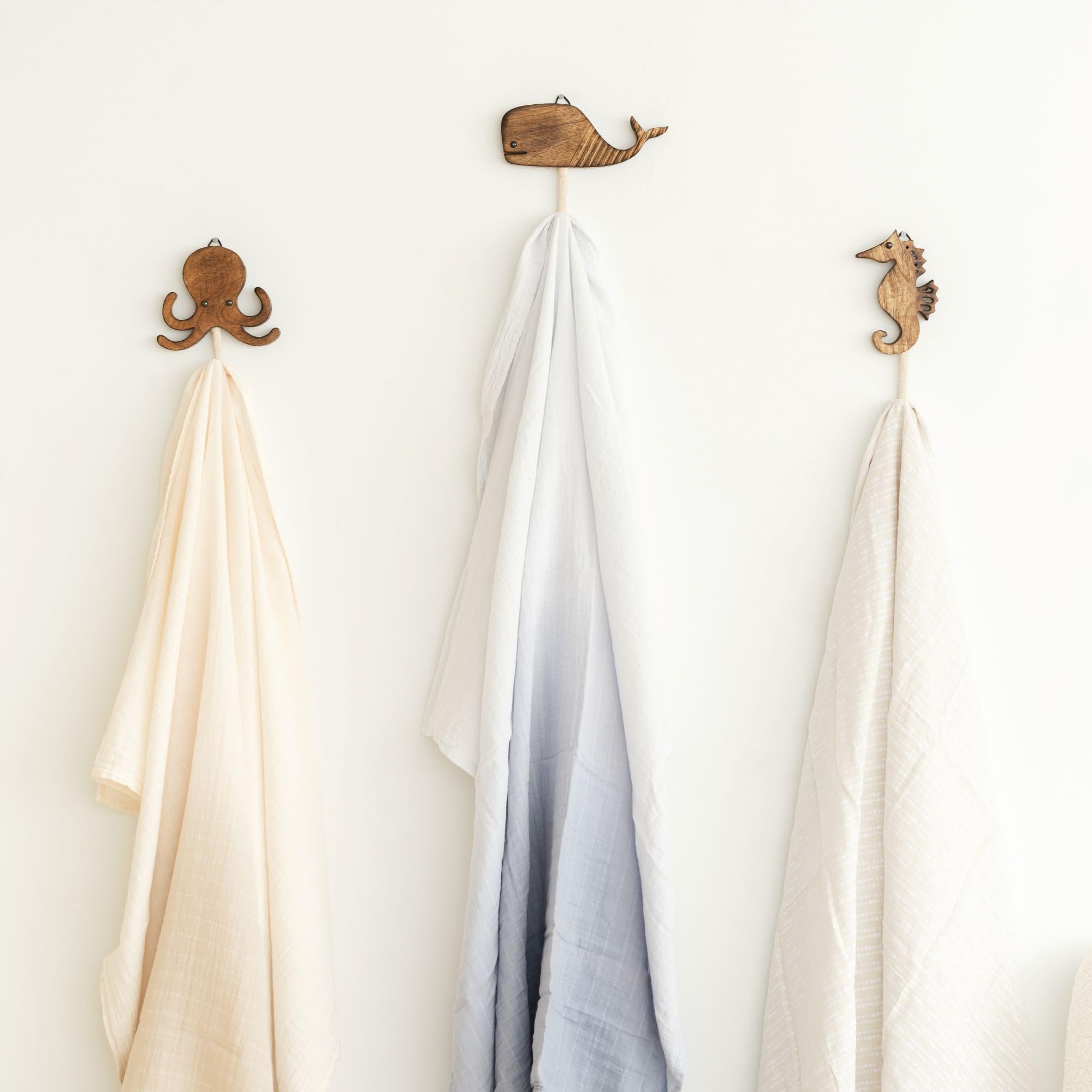 Crane Baby Set de ganchos de pared de madera, Pack de 4, estampado vida marina, ganchos para habitación infantil, imprescindible para bebé