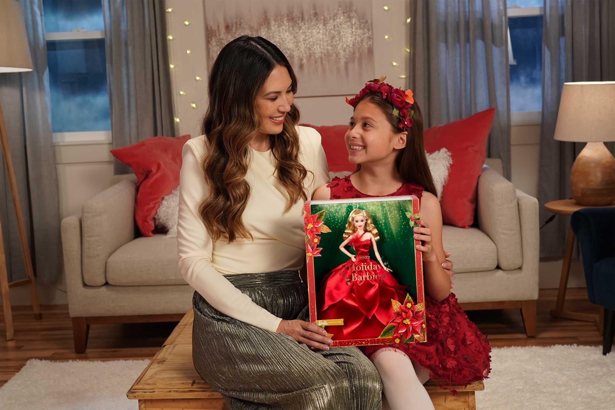 Barbie - Barbie Signature Magia delle Feste 2022 bambola bionda, capelli ondulati, abito rosso con ampia gonna e orecchini pendenti, da collezione, Giocattolo e regalo per Bambini 6+ Anni, HBY03