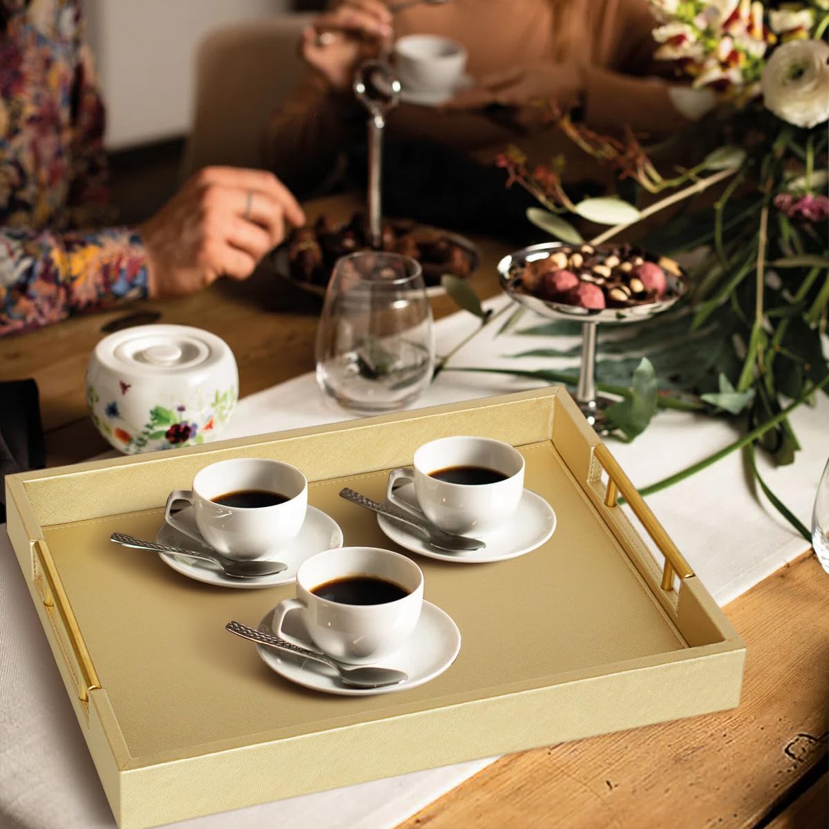 HofferRuffer Bandeja para servir de piel sintética con asas de metal dorado, elegante bandeja organizadora decorativa para mesa de café, otomana, decoración del hogar y servir (dorado, 16.2 x 12.2 x 2