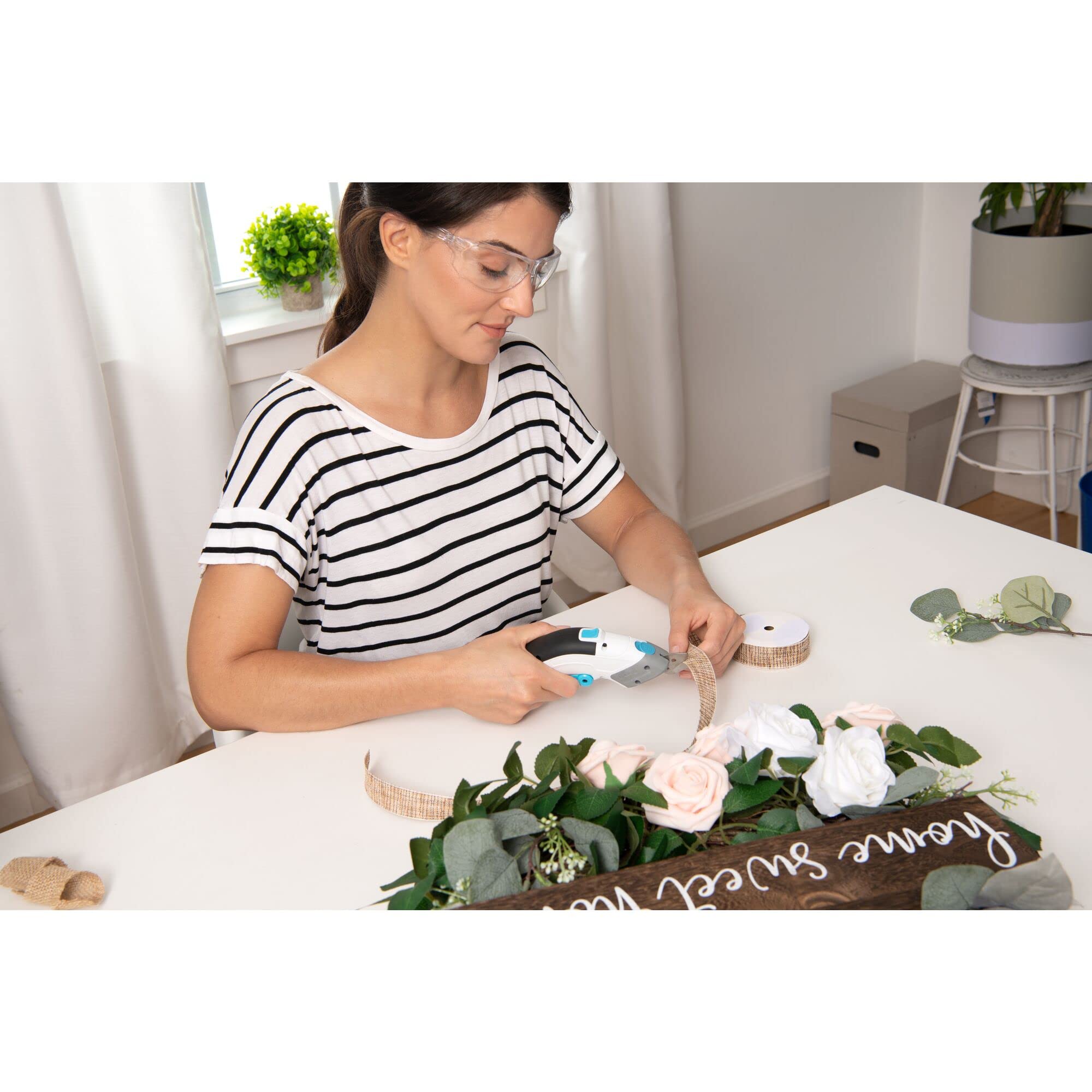 Black+Decker BCSC115-XJ - Tijeras 3,6v, Gatillo extralargo, Luz LED, Diseño ultra-ergonómico, Batería 1,5Ah, Carga USB, Incluye 2 cuchillas de corte, Multicolor