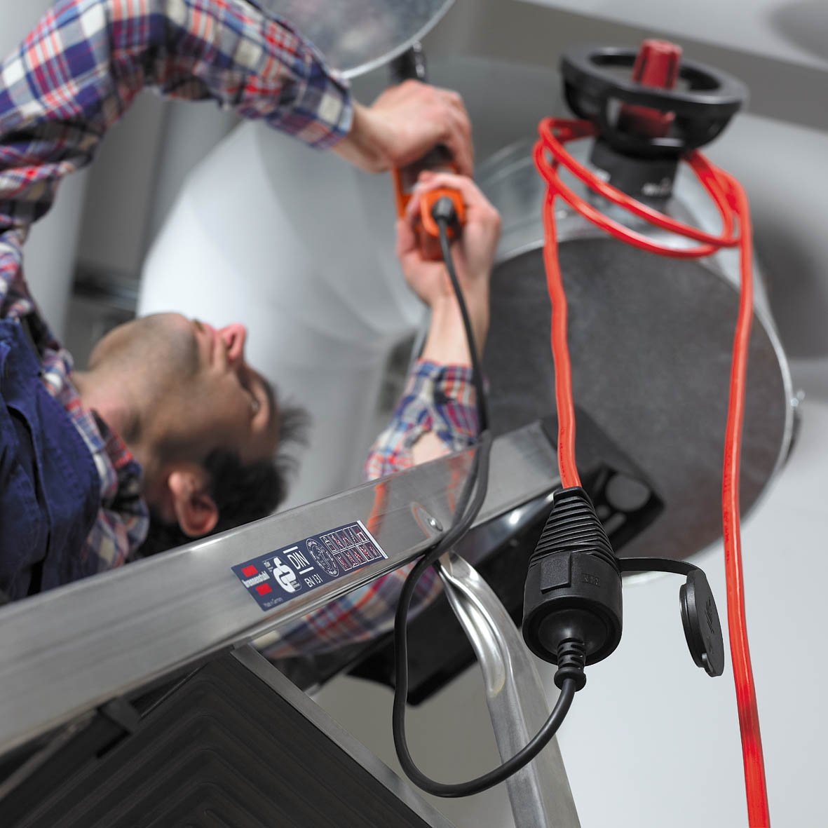 Brennenstuhl Garant V2 IP44 Kabeltrommel 25m outdoor (Made in Germany, Kabel in Signalfarbe orange) & Baustellen-Verlängerungskabel (10m Kabel, für den Einsatz im Außenbereich IP44) rot