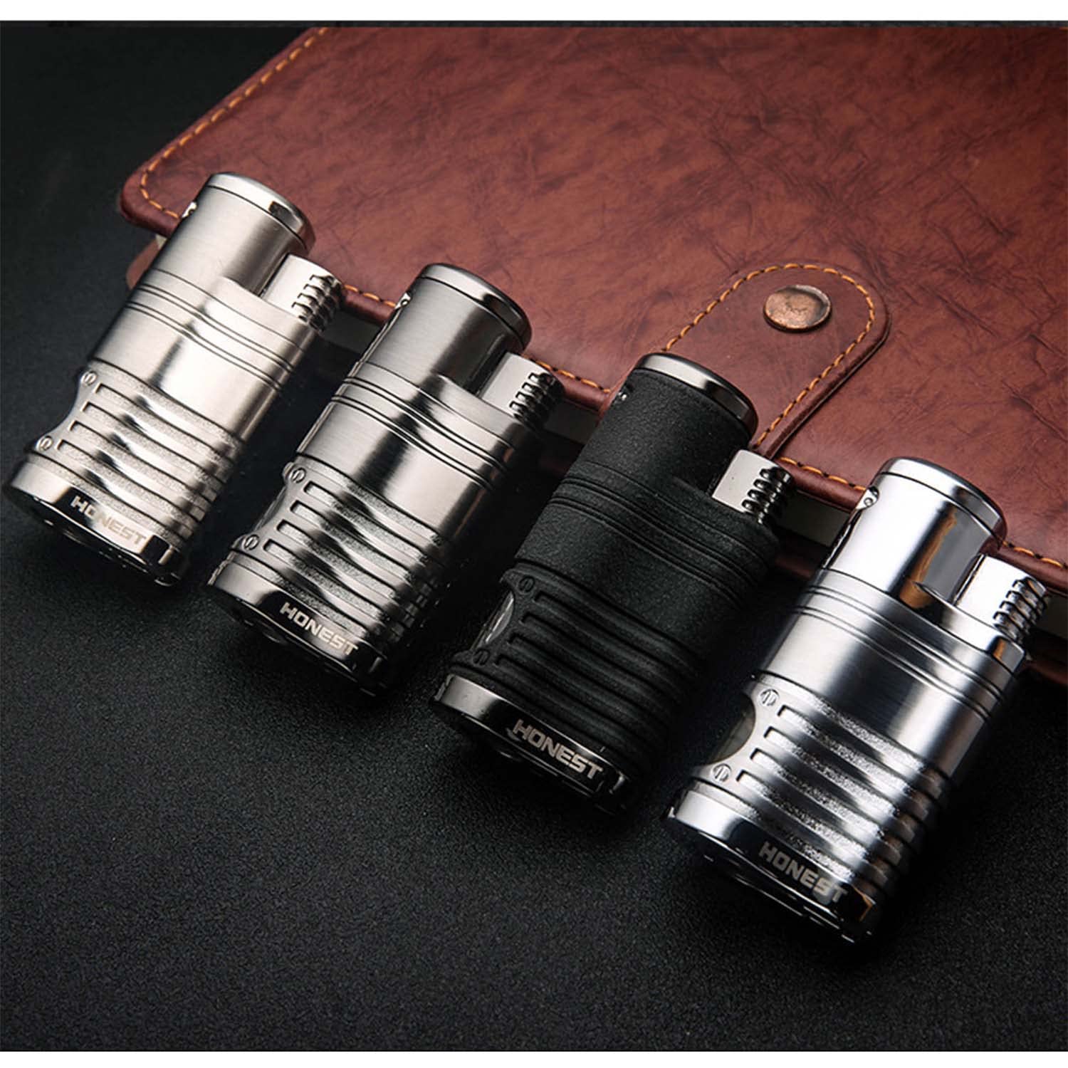 Torche Métal Briquet Flamme Puissante à 4 Jets Mini Portable Briquet de Poche avec Fenêtre Visible pour Cuisine Grill Barbecue Bougie Camping (sans Gaz Butane)
