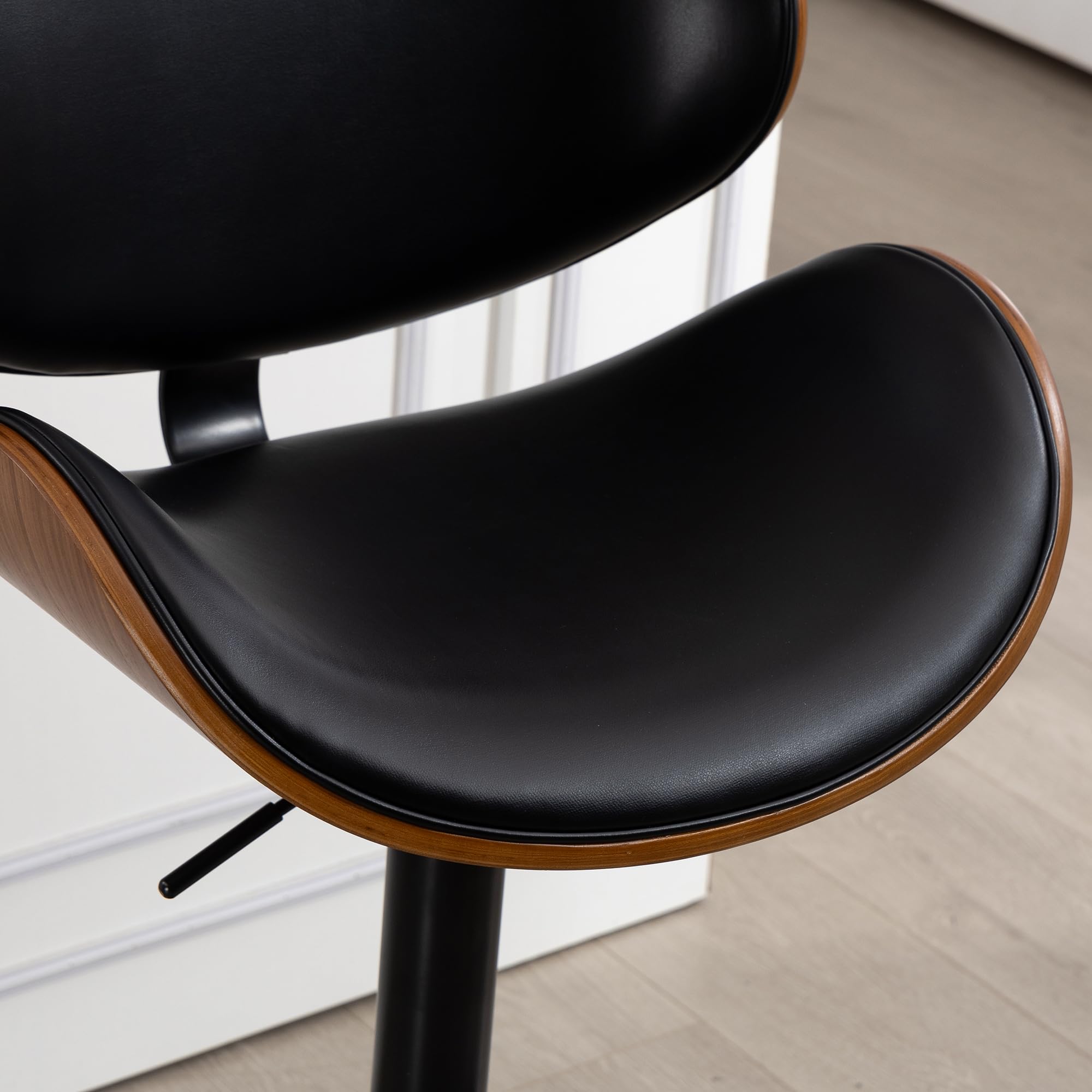 Set di 2 sgabelli da bar girevoli, regolabili in altezza, in legno curvo, con rivestimento in pelle PU, schienale ergonomico e poggiapiedi, per bar, isola cucina, colore: nero
