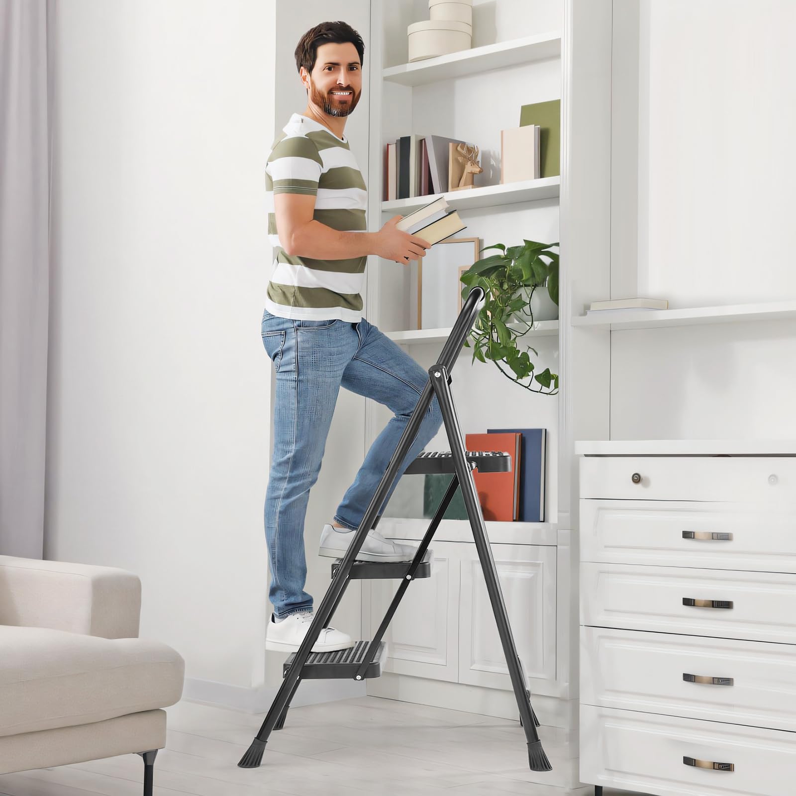 Sweetcrispy Trittleiter 3 Stufen klappbar, Klapptritt für Zuhause, stabile Anti-Rutsch-Leiter mit Handlauf, kompakte & leichte Klappleiter, bis 150 kg belastbar, ideal für Haushalt & Büro, Schwarz