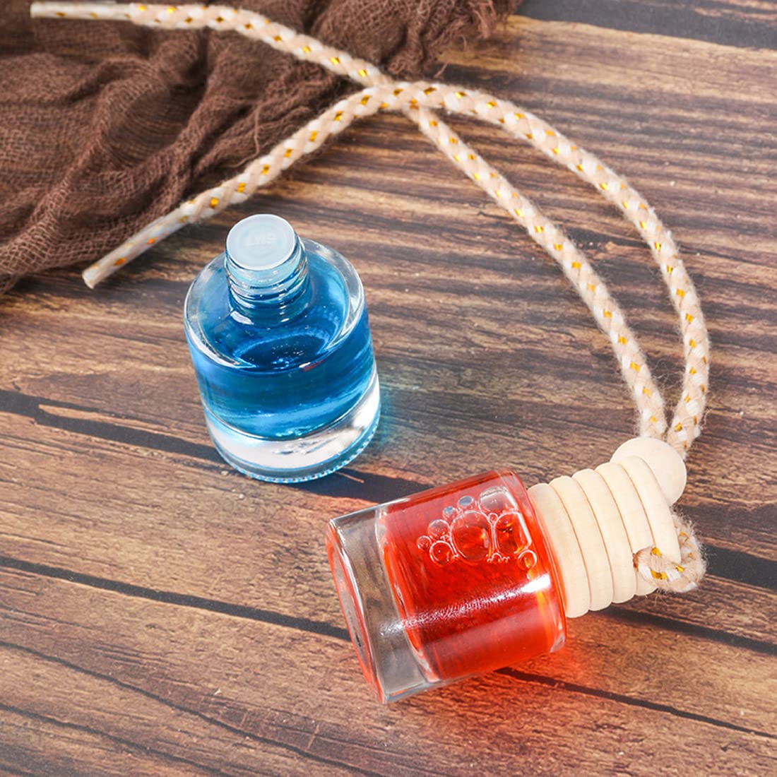 BAQI Confezione da 10 flaconi da 8 ml per deodorante per auto in vetro trasparente, vuoti, diffusore di oli essenziali, aromaterapia, con tappi in legno e cordino per appenderlo