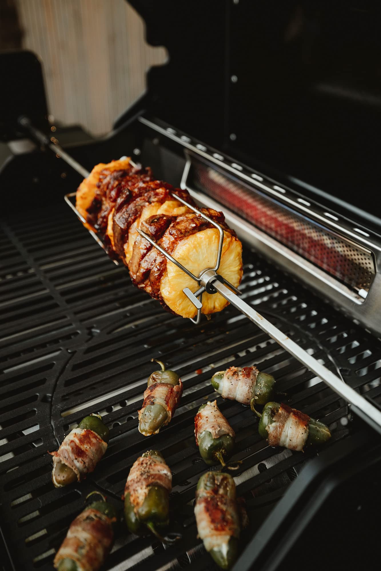 Enders® Grillspieß Pro, aus Edelstahl, werkzeuglose Montage, Belastung bis zu 10kg, laufruhiger Elektromotor, Betrieb durch Batterien oder Netzteil, für Enders® 3 + 4-Brenner #7908