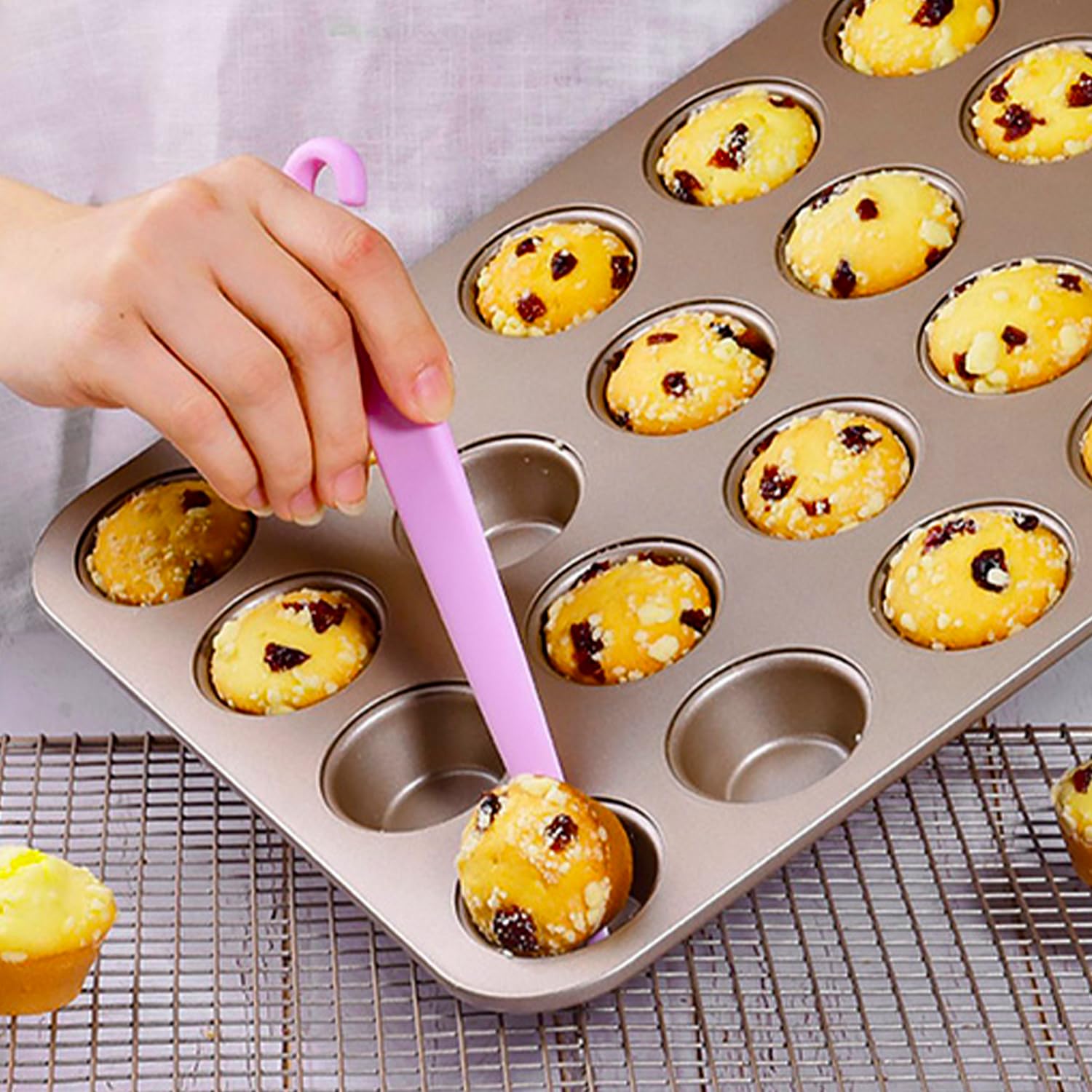 Nsmykhg Molde antiadherente para magdalenas, 4 paquetes de moldes antiadherentes para magdalenas, juego de mini moldes para cupcakes, 12 tazas y 24 tazas de acero al carbono dorado para hornear, molde