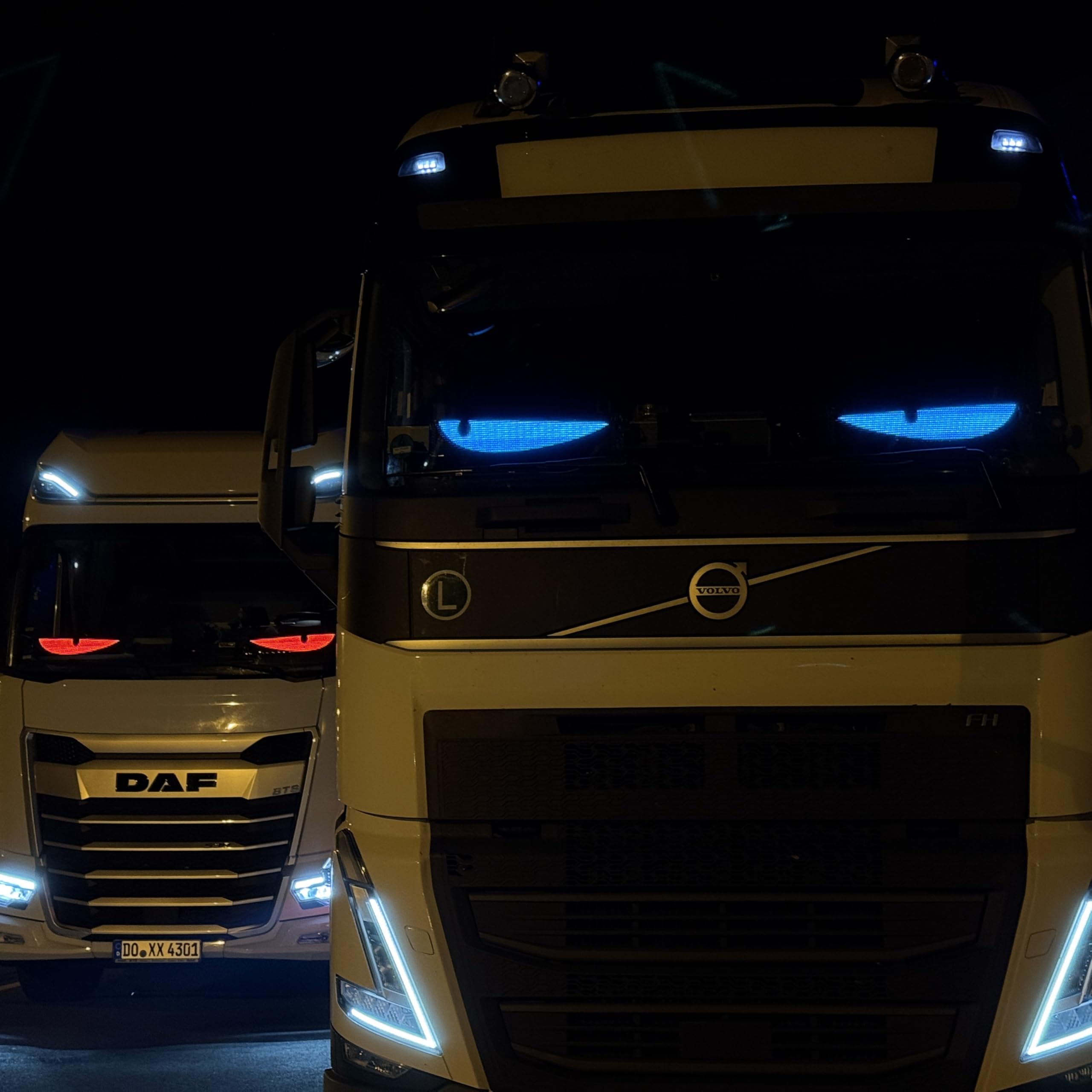 2er Set CarFlare Teufels Augen Devil Eyes LED Laufschrift für LKW & Auto (120×595mm) – Programmierbares Leuchtschild mit App-Steuerung, Bluetooth, USB 5V – RGB LED-Anzeige für Text, Emoji