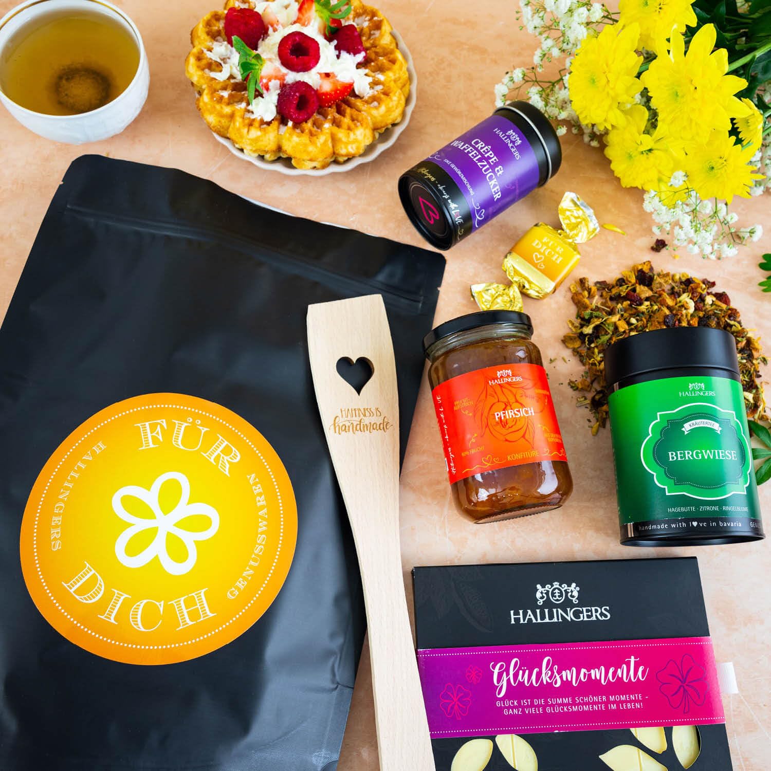 Hallingers Genuss Manufaktur Feinkost Valentinstagsgeschenk-Set - XXL-Wundertüte "Für Dich" großer Liebesgruß Konfitüre, Tee, Nougat, Gewürz, Schoki & Pfannenwender, Valentintstag für Frauen Männer