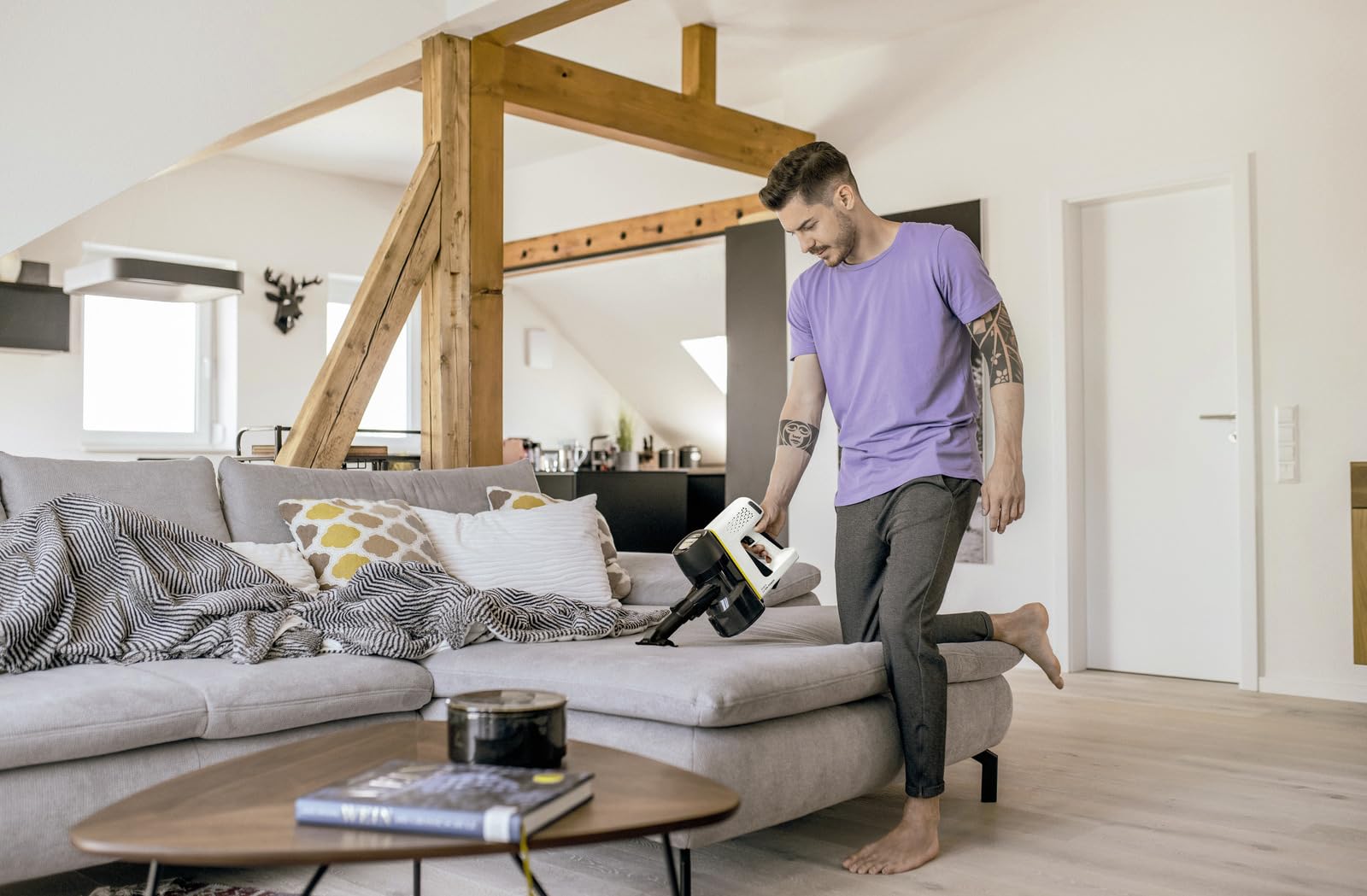 Kärcher Odkurzacz akumulatorowy VC 4 Cordless myHome, 2 poziomy ssania, czas pracy: do 30 min, waga: 2,3 kg, akumulator, ładowarka, uchwyt ścienny, ssawka do podłóg i szczelin, szczotka do kurzu